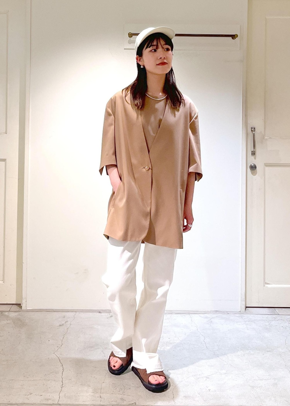 「Americana for SALON、半袖ジャケット、ノーカラー、2way、デニム、ホワイト、MOHI、ERICKA NICOLAS BEGAY、初春コーデ、春コーデ、お仕事コーデ、セレモニーコーデ、授業参観日コーデ、デートコーデ、お出かけコーデ」|「MOHIの【MOHI(モヒ)】バックルベルトサンダル(サンダル、ブラウン系)」を使った、michiruさん(レディース・156cm)の春コーディネートの4枚目の写真