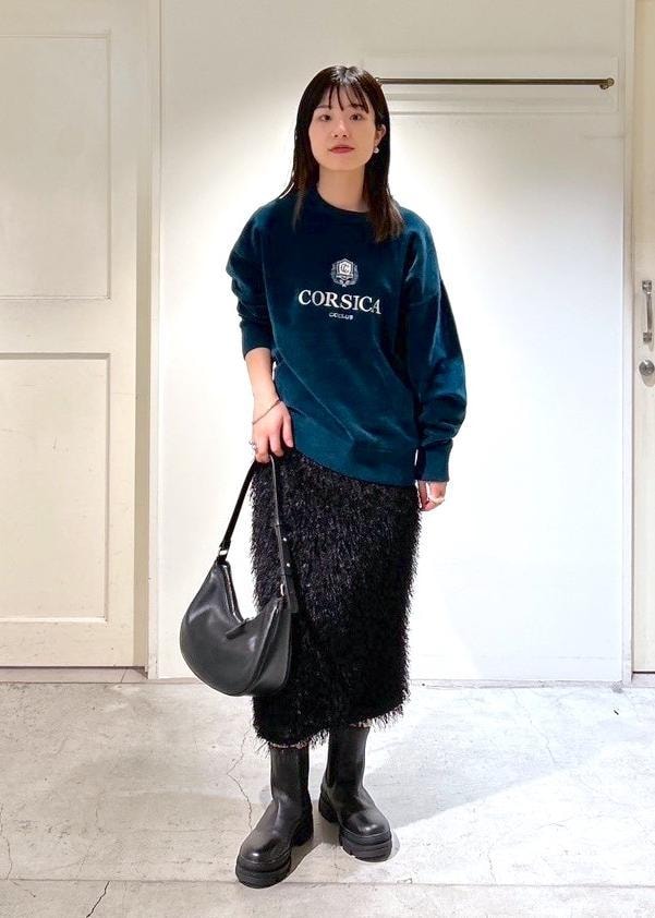 「CreamyCotton、クリーミーコットン、プルオーバー、オーガニックコットン、グリーン、COUTURE D'ADAM、フェザー、ブラック、REMME、チェルシーブーツ、レザー、BRENTELLA、バッグ、初春コーデ、秋コーデ」｜「REMMEの【REMME（レメ）】クラシックチェルシーブーツ（ブーツ、ブラック系）」を使った、michiruさん（レディース・156cm）の冬コーディネートの2枚目の写真
