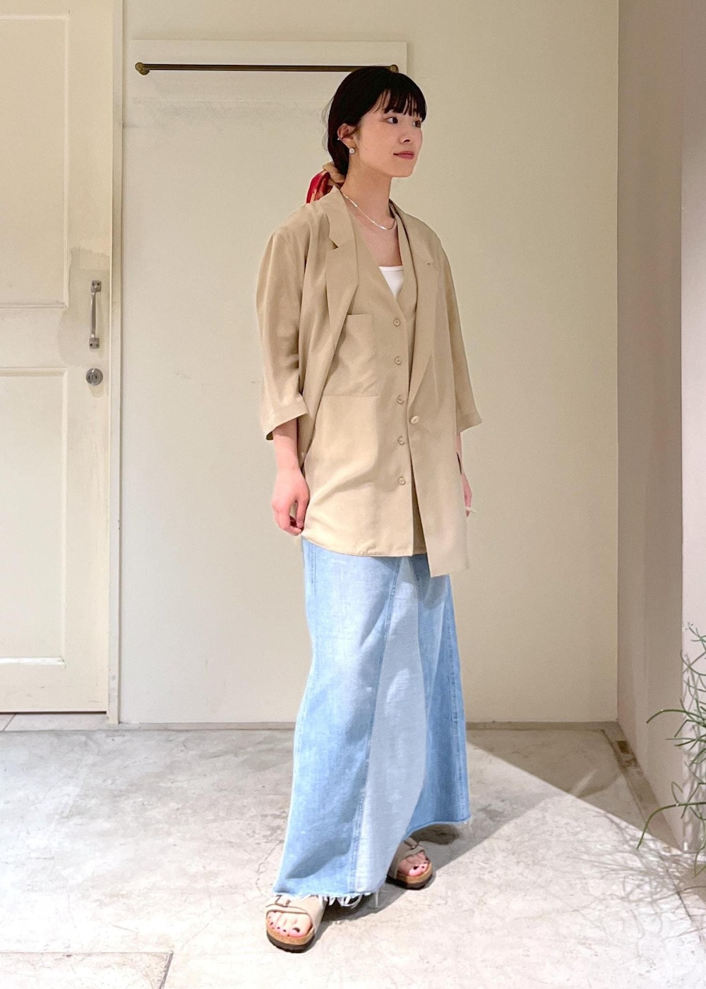 「GENTLE SILK、羽織、半袖、ウォッシャブルシルク、ベージュ、プリマベール、ホワイト、RED CARD TOKYO、vivan、ブルー、BIRKENSTOCK、Zurich、MAISON N.H PARIS、タイダイ染め、オレンジ」｜「SALON adam et rope'の[25SS]GENTLE SILKジレ【セットアップ対応】（ベスト、ベージュ系）」を使った、michiruさん（レディース・156cm）の春コーディネートの5枚目の写真