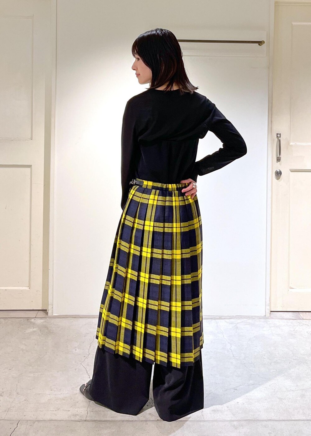 「GGG for SALON、GOOD PEOPLE GOOD STITCHING GOOD PRODUCT、シアー、Tシャツ、ブラック、オールインワン、ベアトップ、O'NEIL of DUBLIN for SALON、O'NEIL of DUBLIN、キルトスカート、チェック柄、BRENTELLA、ミニバッグ、レザー、ヒール」｜「O'NEIL of DUBLINの【O'NEIL of DUBLIN for SALON】別注2カラーレッグイージーキルトスカート（スカート、グレー系）」を使った、michiruさん（レディース・156cm）の秋コーディネートの6枚目の写真