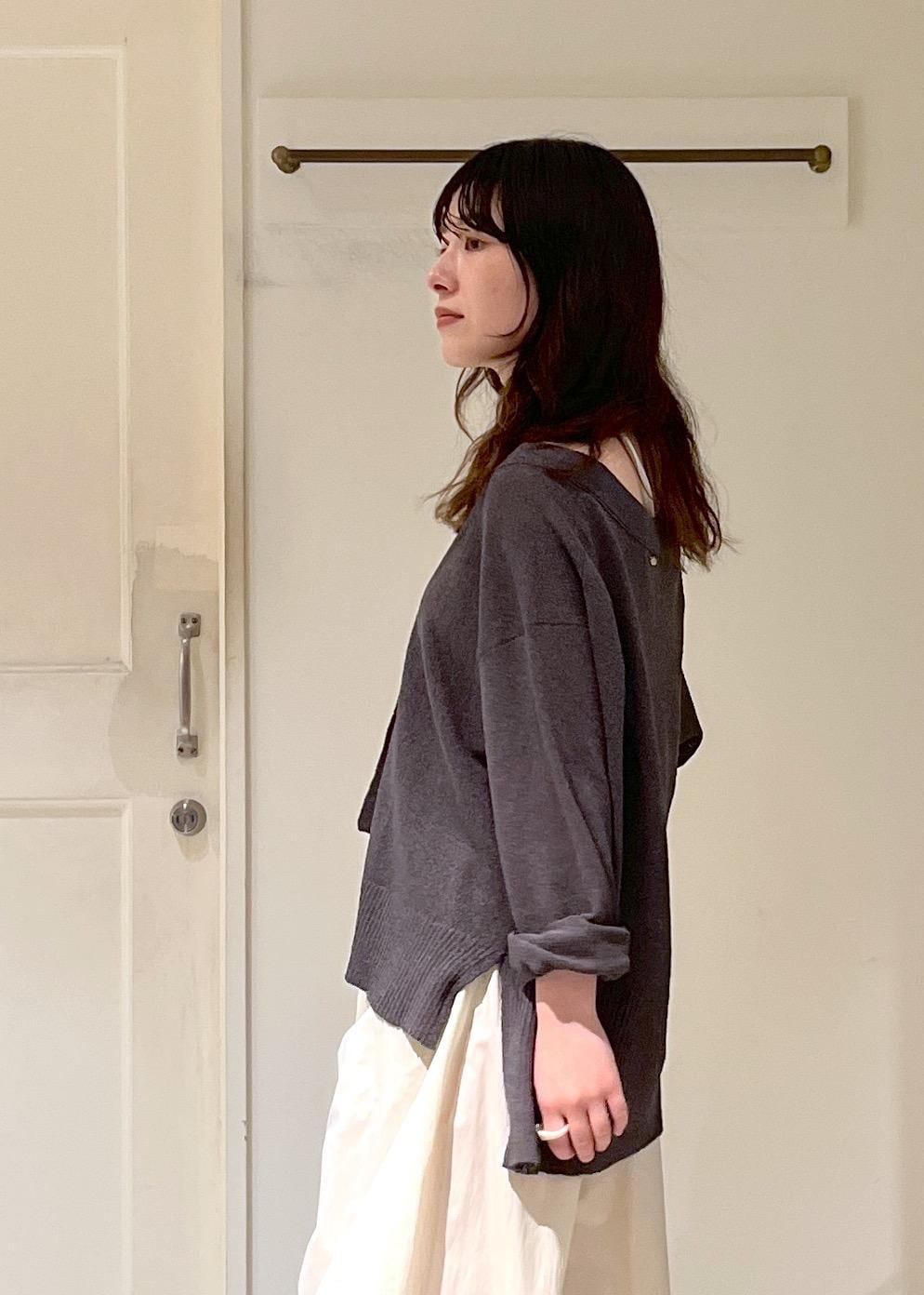「羽織、ペーパーヤーン、チャコール、カーヴィーパンツ、撥水、NICOLAS LAINAS、Brady、ミニバッグ、初夏コーデ、夏コーデ、運動会コーデ、デートコーデ、お出かけコーデ、旅行コーデ、アウトドアコーデ」|「NICOLAS LAINASの【NICOLAS LAINAS(ニコラスライナス)】サンダル(サンダル、ブラウン系)」を使った、michiruさん(レディース・156cm)の夏コーディネートの9枚目の写真