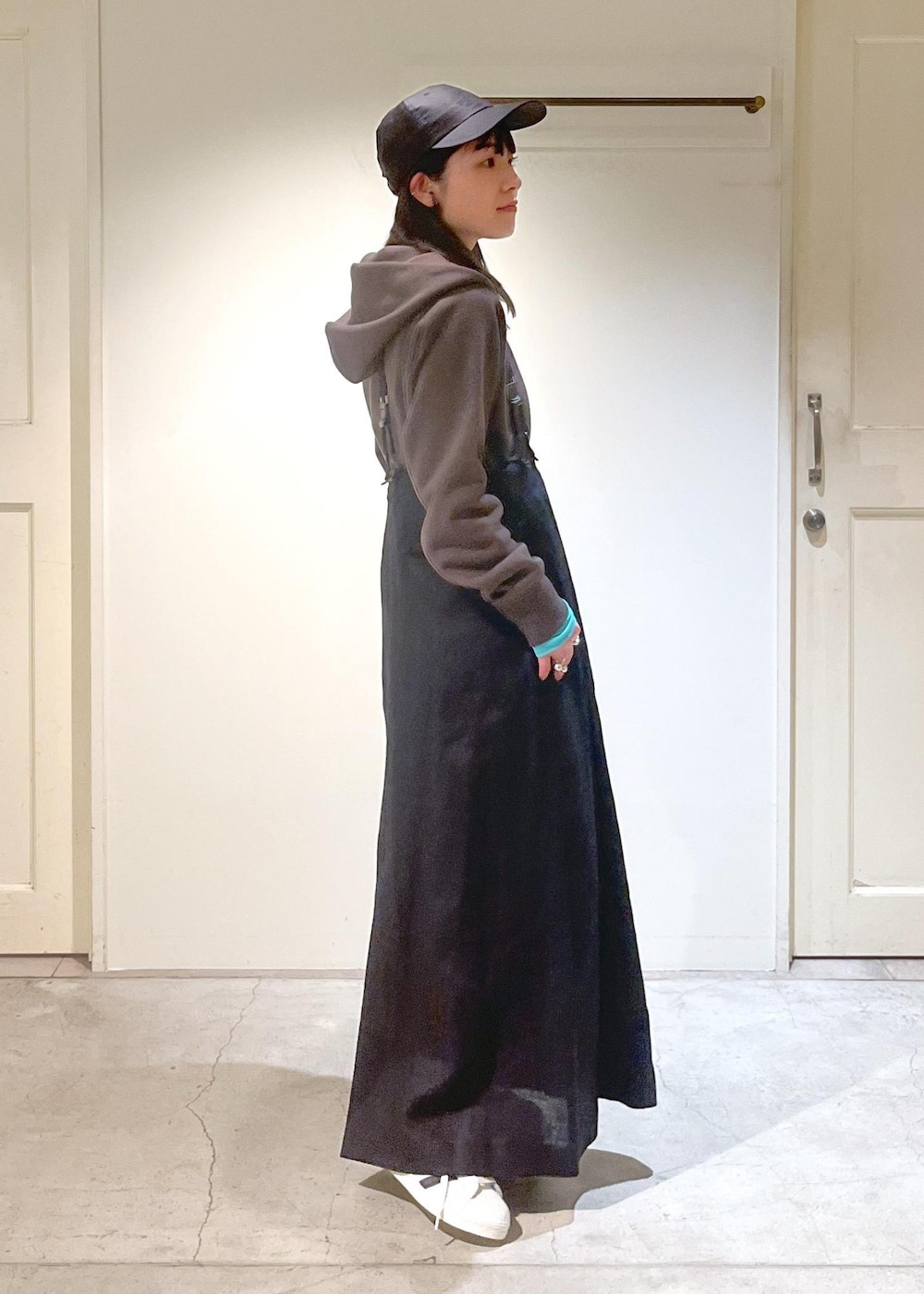 「アズマ裏毛、クロップド丈、カーキ、Baserange、Tシャツ、ブルー、トラペーズライン、ヨーロピアンフラックス、リネン、サスペンダー、ブラック、WEB限定、adidas、SUPERSTAR82、ホワイト」|「AMERICANAの【Americana(アメリカーナ) for SALON】別注CAP(キャップ、ブラック系)」を使った、michiruさん(レディース・156cm)の冬コーディネートの5枚目の写真