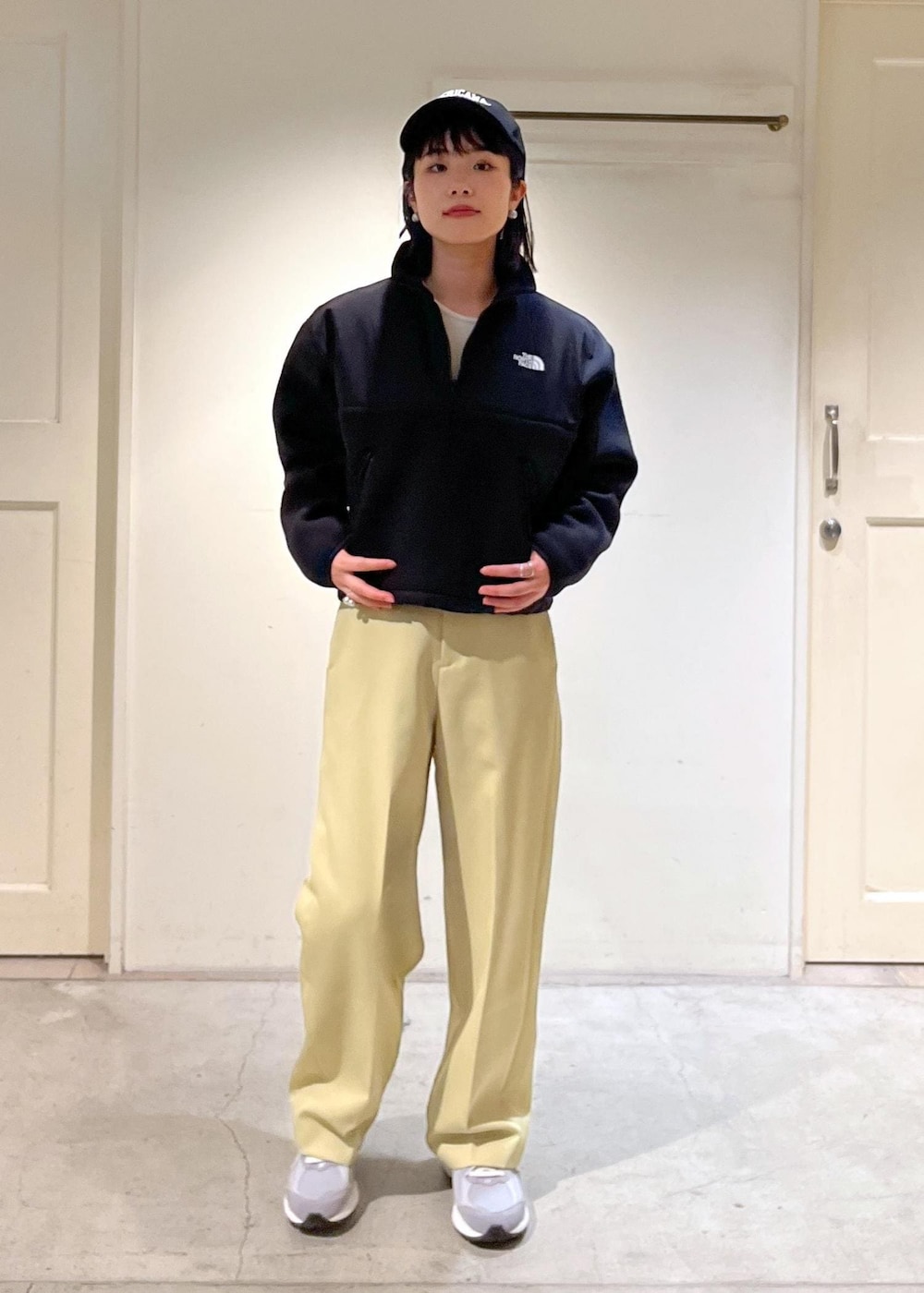 「THE NORTH FACE、ノースフェイス、フリース、ジャケット、New Balance、ニューバランス、Americana、アメリカーナ、キャップ、ブラック、パンツ、イエロー、グレー、スニーカー、サロンアダムエロペ」｜「SALON adam et rope'の【Americana（アメリカーナ）】47クリーンナップキャップ（キャップ、ブラック系）」を使った、michiruさん（レディース・156cm）の秋コーディネートの4枚目の写真