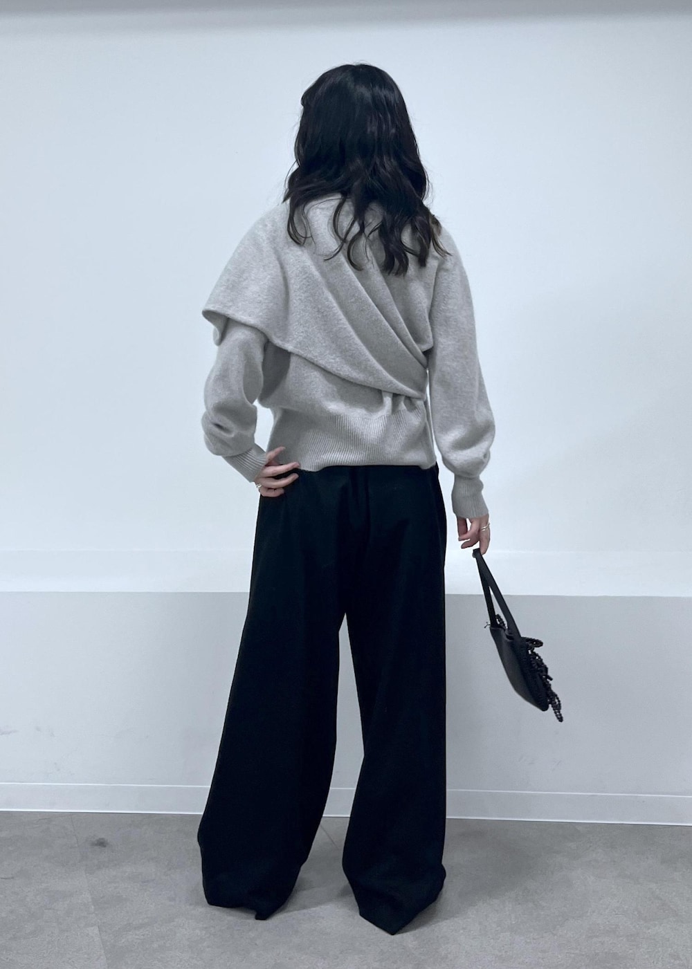 ベージュ系のカーディガン/ボレロ、ブラック系のその他パンツ、ブラック系のローファーを着用したレディースの秋コーディネートの4枚目の写真