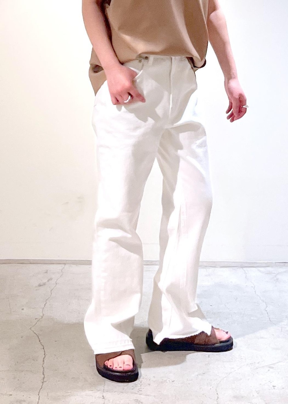 「Americana for SALON、半袖ジャケット、ノーカラー、2way、デニム、ホワイト、MOHI、ERICKA NICOLAS BEGAY、初春コーデ、春コーデ、お仕事コーデ、セレモニーコーデ、授業参観日コーデ、デートコーデ、お出かけコーデ」|「MOHIの【MOHI(モヒ)】バックルベルトサンダル(サンダル、ブラウン系)」を使った、michiruさん(レディース・156cm)の春コーディネートの8枚目の写真