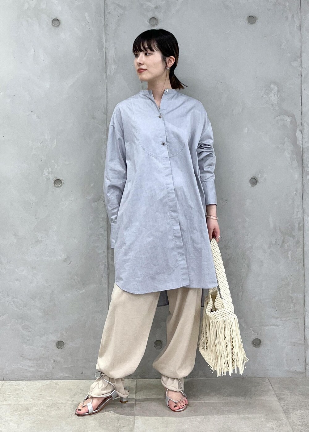 「audrey hepburn、audrey hepburn collection by jun、オードリー・ヘプバーン、オードリー・ヘプバーンコレクションバイジュン、Special2024、オーバーシャツ、チュニック、extreme cashmere、MARTINIANO、PAVONE、BAGMATI、ホワイト、ショルダーバッグ、グレー、シャツ」｜「The Bagmatiの【BAGMATI（バグマティ）】別注フリンジバッグ（ハンドバッグ、ホワイト系）」を使った、michiruさん（レディース・156cm）の夏コーディネートの2枚目の写真