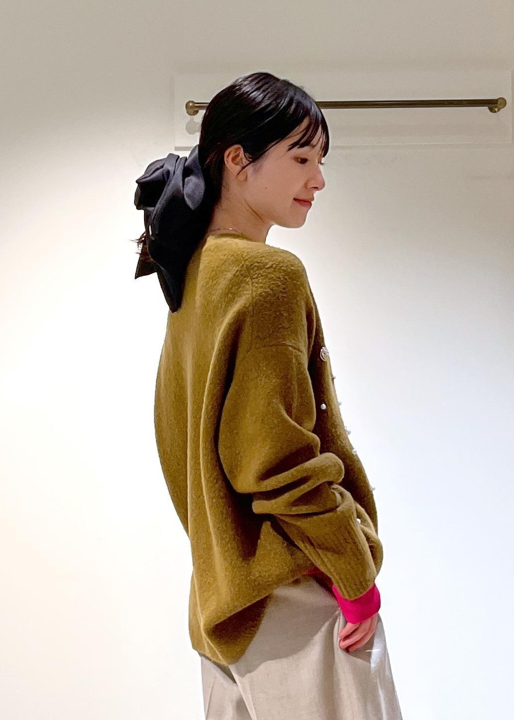 「BALLI、シャギー、Pコート、ベージュ、アウター、ニット、ビジュー、ヤクウール、プルオーバー、カーキ、KINAN、Tシャツ、リブ、ピンク、フラノ」|「heyepの【heyep(ヘイップ)】Silk Square Large Scrunchie/シルクスクエアシュシュ ラージ(シュシュ、ブラック系)」を使った、michiruさん(レディース・156cm)の冬コーディネートの10枚目の写真