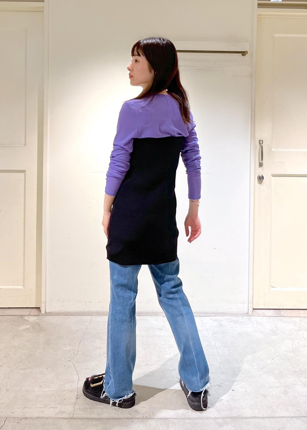 「23AW秋の新作、骨格ウェーブ、ブルベ、低身長、サロンアダムエロペ、KINAN、ビスチェ、redcardtokyo、MOHI、SALON adam et ropé、秋コーデ、ロンT、デニム、カラー×コーデ、レイヤードスタイル」|「SALON adam et rope'のKINANシアーリブロングTシャツ(Tシャツ/カットソー、パープル系)」を使った、michiruさん(レディース・156cm)の夏コーディネートの4枚目の写真