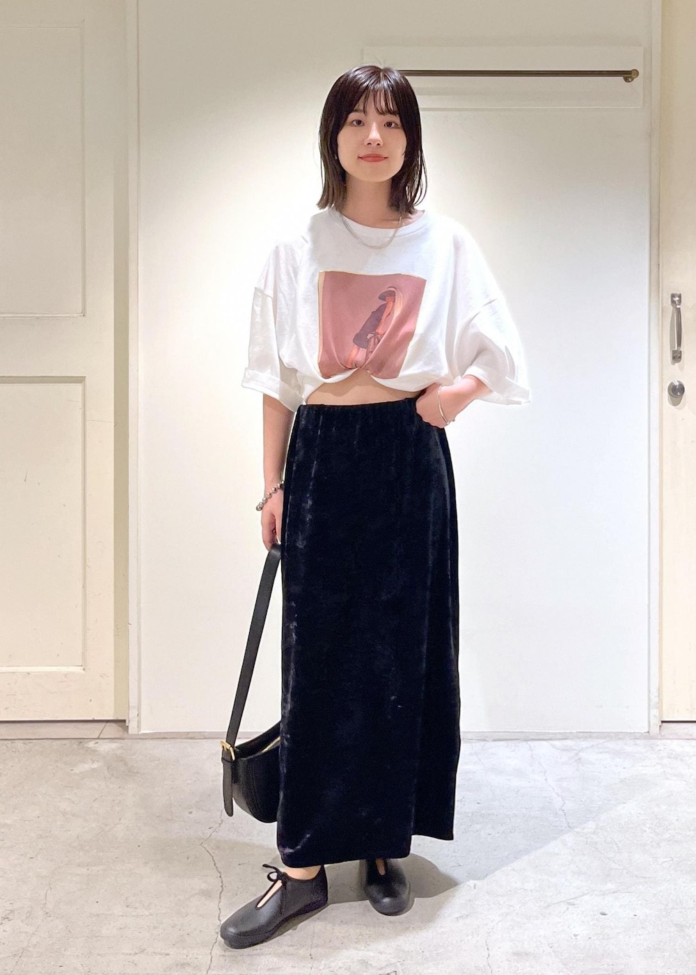 「audrey hepburn、audrey hepburn collection by jun、オードリー・ヘプバーン、オードリー・ヘプバーンコレクションバイジュン、クラッシュベロア、MOONSTAR、AULENTTI、NativeSilverStreams、シルバー、ブラック、レザーバッグ、ホワイト、Tシャツ、プリント、タイトスカート」｜「SALON adam et rope'のクラッシュベロアタイトスカート【セットアップ対応・洗える】（スカート、ブラック系）」を使った、michiruさん（レディース・156cm）の夏コーディネートの3枚目の写真