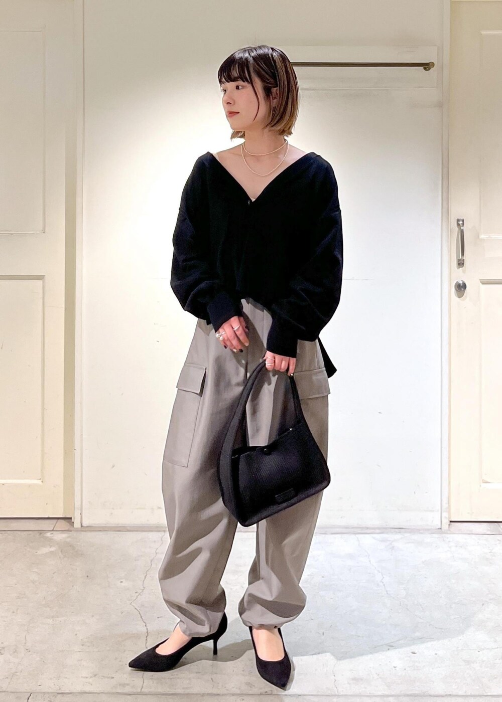 「Ｖネック、金ボタン、カーゴパンツ、グレー、撥水加工、ハンドバッグ、ブラック、カーディガン、パンツ、パンプス、サロンアダムエロペ、SALON adam et ropé、24SS春の新作、低身長、骨格ウェーブ」｜「SALON adam et rope'のカービーカーゴパンツ【撥水加工・洗える】（カーゴパンツ、グレー系）」を使った、michiruさん（レディース・156cm）の春コーディネートの4枚目の写真