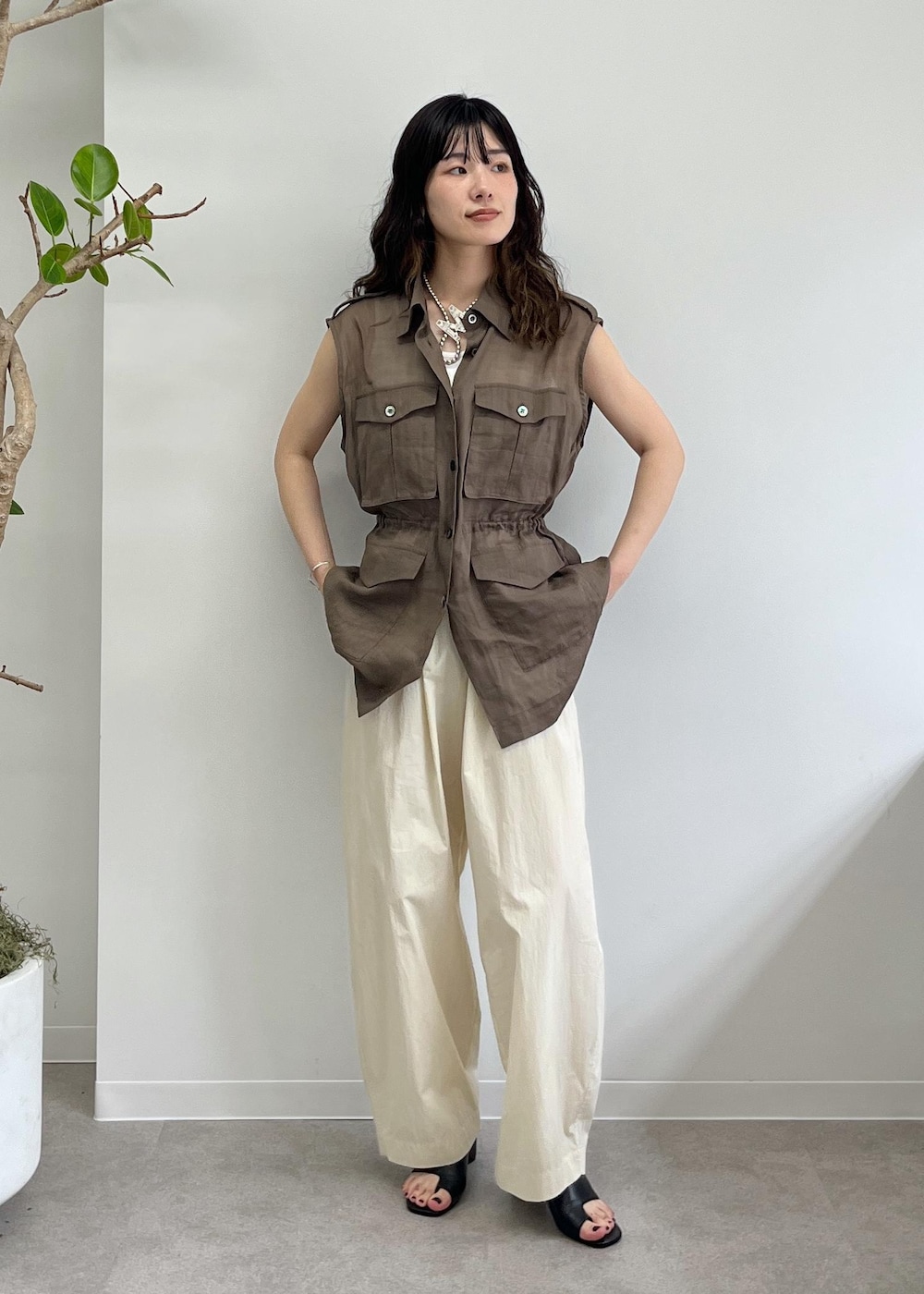 「ミリタリージレ、ミリタリーベスト、ブラウン、羽織、タンクトップ、カーヴィーパンツ、撥水、レザー、Gabriela Coll Garments、ERICKA NICOLAS BEGAY、トゥアレグ、ブローチ、初夏コーデ、夏コーデ、デートコーデ」｜「SALON adam et rope'のヒールトングサンダル（サンダル、ブラック系）」を使った、michiruさん（レディース・156cm）の春コーディネートの6枚目の写真