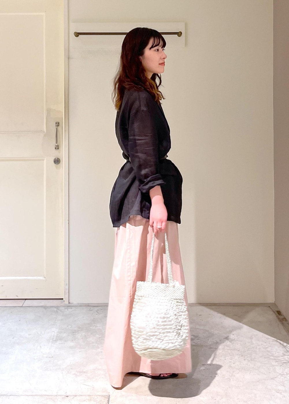 「羽織、Baserange、CABLE PANTS、BAGMATI、シルバー、春コーデ、初夏コーデ、デートコーデ、お出かけコーデ、旅行コーデ、推し活コーデ、女子会コーデ、大人カジュアル、パンツスタイル、カジュアルコーデ」|「SALON adam et rope'のナローストラップサンダル(サンダル、ブラック系)」を使った、michiruさん(レディース・156cm)の春コーディネートの4枚目の写真