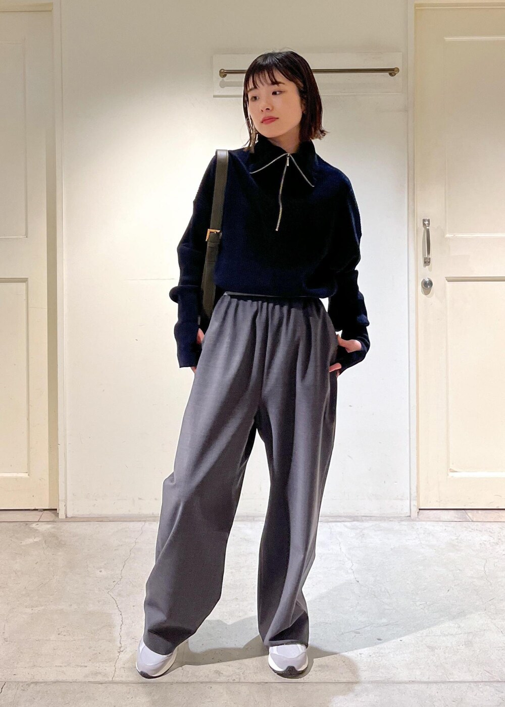 「23AW秋の新作、骨格ウェーブ、ブルベ、低身長、サロンアダムエロペ、Creamy Cotton、クリーミーコットン、ハーフジップ、Americana、アメリカーナ、別注、スラックス、チャコール、New Balance、ニューバランス」｜「SALON adam et rope'のハーフジッププルオーバー-CreamyCotton /クリーミーコットン-（ニット/セーター、ブラック系）」を使った、michiruさん（レディース・156cm）の秋コーディネートの2枚目の写真