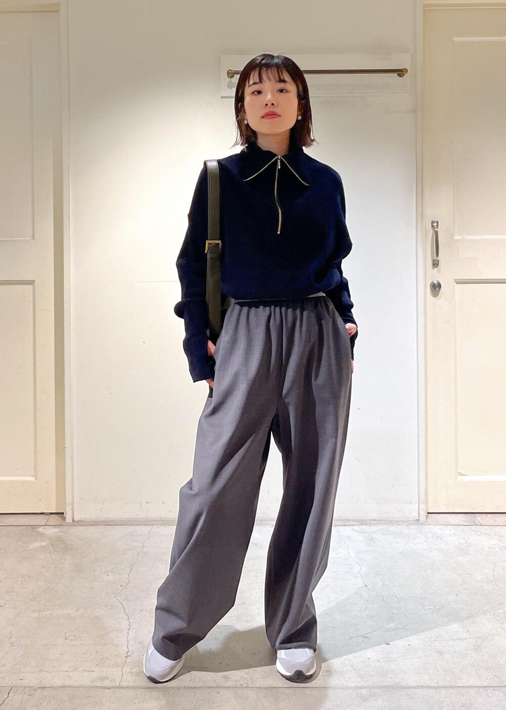 「23AW秋の新作、骨格ウェーブ、ブルベ、低身長、サロンアダムエロペ、Creamy Cotton、クリーミーコットン、ハーフジップ、Americana、アメリカーナ、別注、スラックス、チャコール、New Balance、ニューバランス」｜「SALON adam et rope'のハーフジッププルオーバー-CreamyCotton /クリーミーコットン-（ニット/セーター、ブラック系）」を使った、michiruさん（レディース・156cm）の秋コーディネートの5枚目の写真