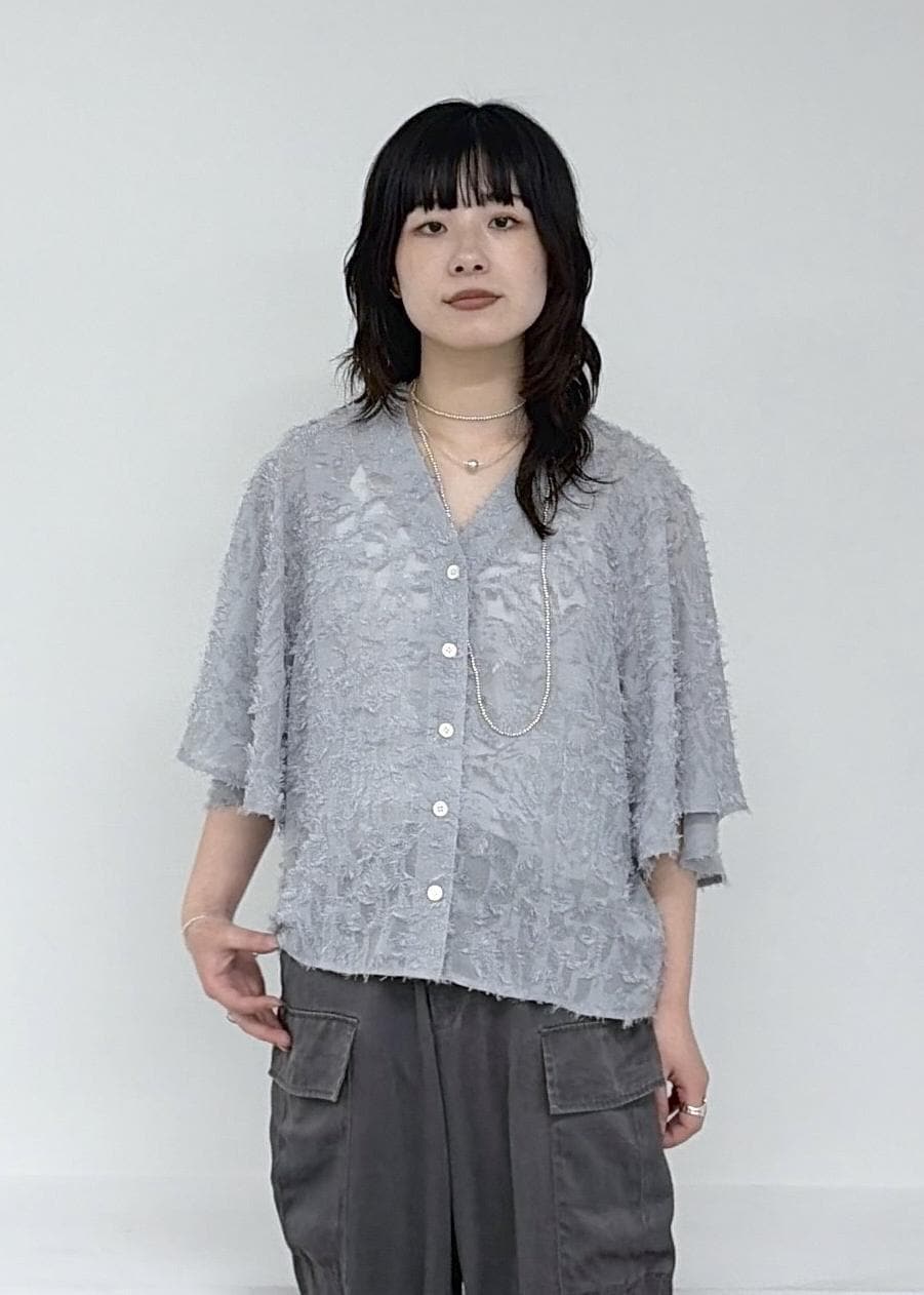 ベージュ系のショルダーバッグ、グレー系のその他パンツ、グレー系のシャツ/ブラウスを着用したレディースの春コーディネートの8枚目の写真