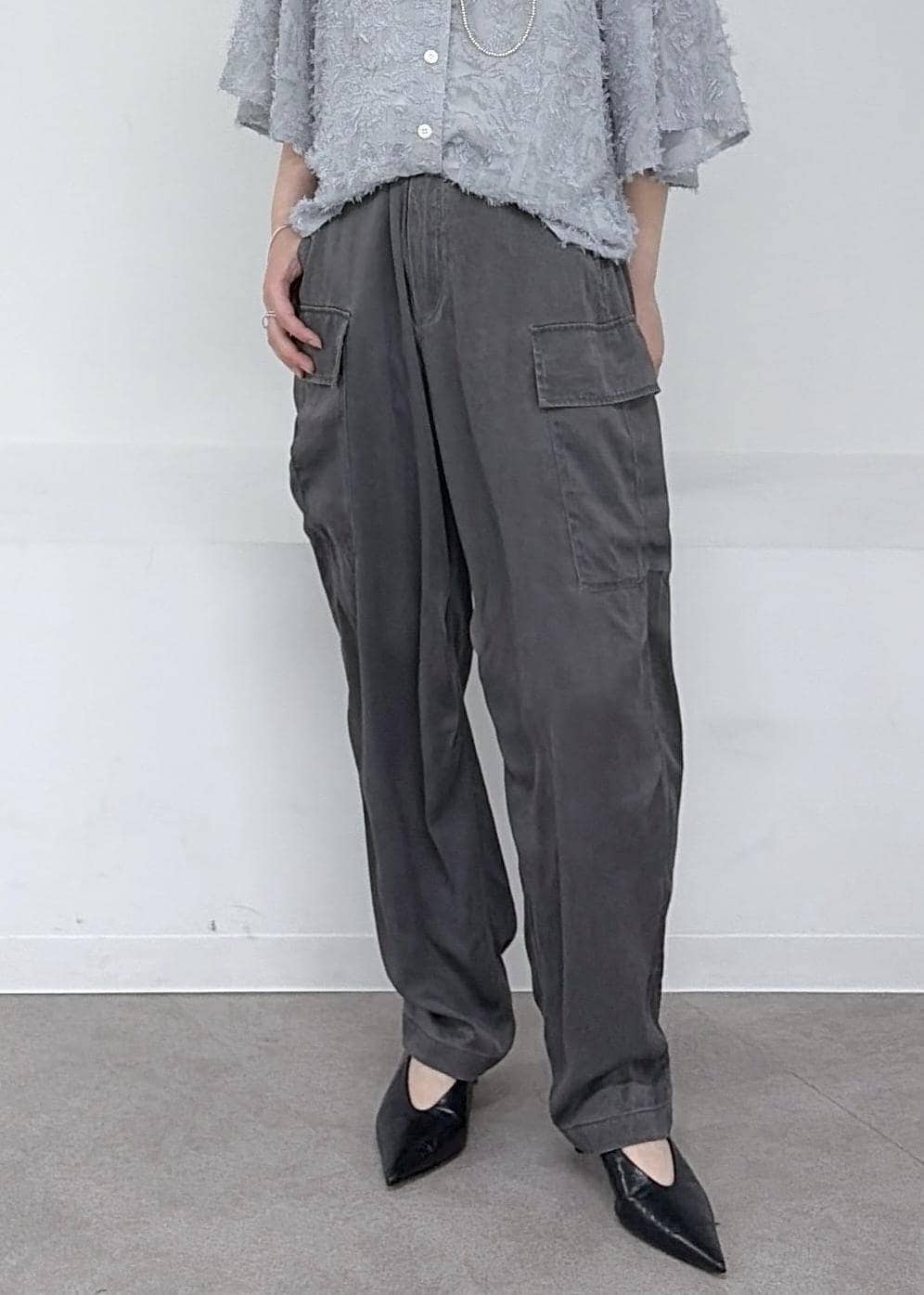 ベージュ系のショルダーバッグ、グレー系のその他パンツ、グレー系のシャツ/ブラウスを着用したレディースの春コーディネートの9枚目の写真