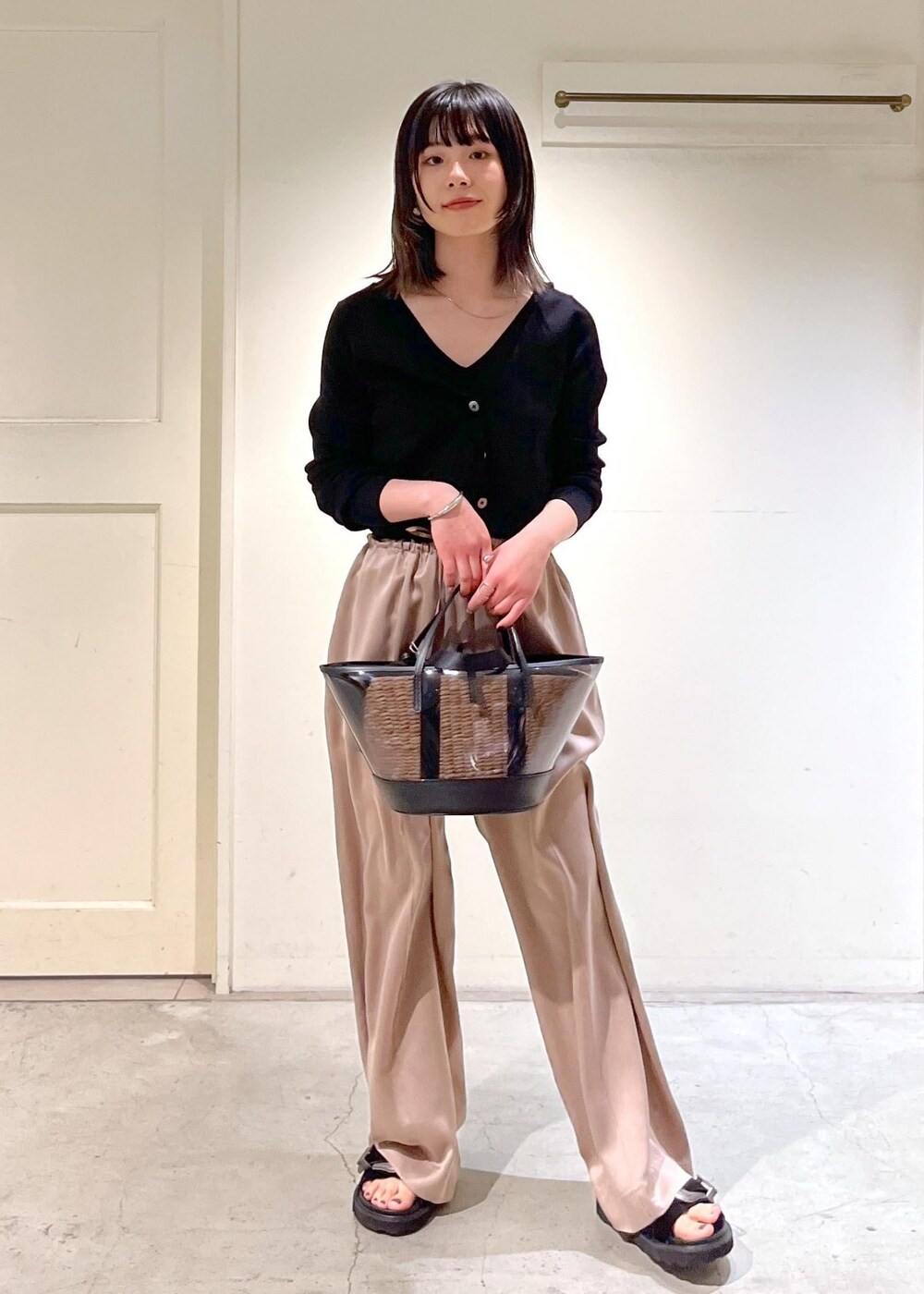 「24SS春の新作、ウォッシャブルシルク、キャミソール、GENTLE SILK、ジェントルシルク、イージーパンツ、ピンクベージュ、MOHI、クリアバッグ、3way、BAGMATI、バグマティ、ハンドバッグ、カゴバッグ、ブラック」｜「SALON adam et rope'のウォッシャブルシルクイージーパンツ【セットアップ対応】（その他パンツ、イエロー系）」を使った、michiruさん（レディース・156cm）の冬コーディネートの5枚目の写真