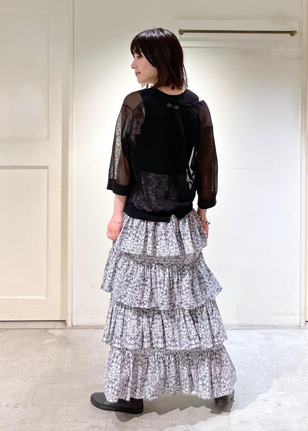「シアー、LIBERTY、P.NINA、MOONSTAR FINE VULCANIZED、LITE PRIM ST、ブラック、ノースリーブ、ロング、ウエストゴム、ティアードスカート、春コーデ、初夏コーデ、夏コーデ、デートコーデ、お出かけコーデ」｜「SALON adam et rope'の[24SS]LIBERTY（リバティ）プリントティアードスカート【洗える】（スカート、ブラック系）」を使った、michiruさん（レディース・156cm）の夏コーディネートの4枚目の写真