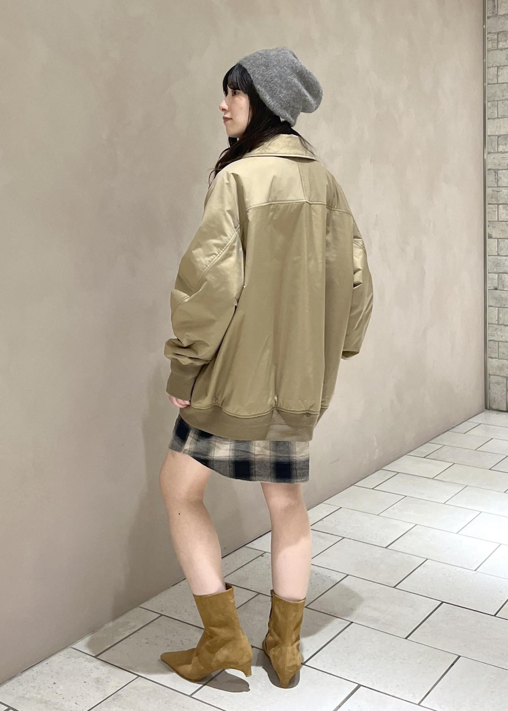 イエロー系のブーツ、ベージュ系のダウンジャケット/コート、ベージュ系のシャツ/ブラウスを着用したレディースの秋コーディネートの5枚目の写真