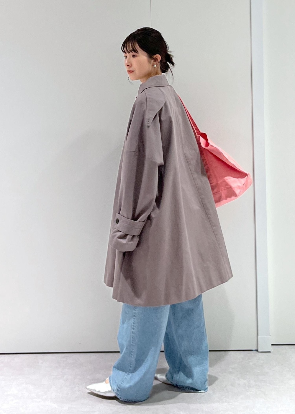 「コート、春アウター、グレー、RED CARD TOKYO、RED CARD TOKYO for SALON、Dakota、デニム、ブルー、レザー、シルバー、L.L.Bean for SALON、L.L.Bean、ピンク、マザーズバッグ、旅行バッグ」｜「RED CARD TOKYOの【RED CARD TOKYO（レッドカードトーキョー）for SALON】別注Dakota/デニム（デニムパンツ、ブルー系）」を使った、michiruさん（レディース・156cm）の冬コーディネートの4枚目の写真