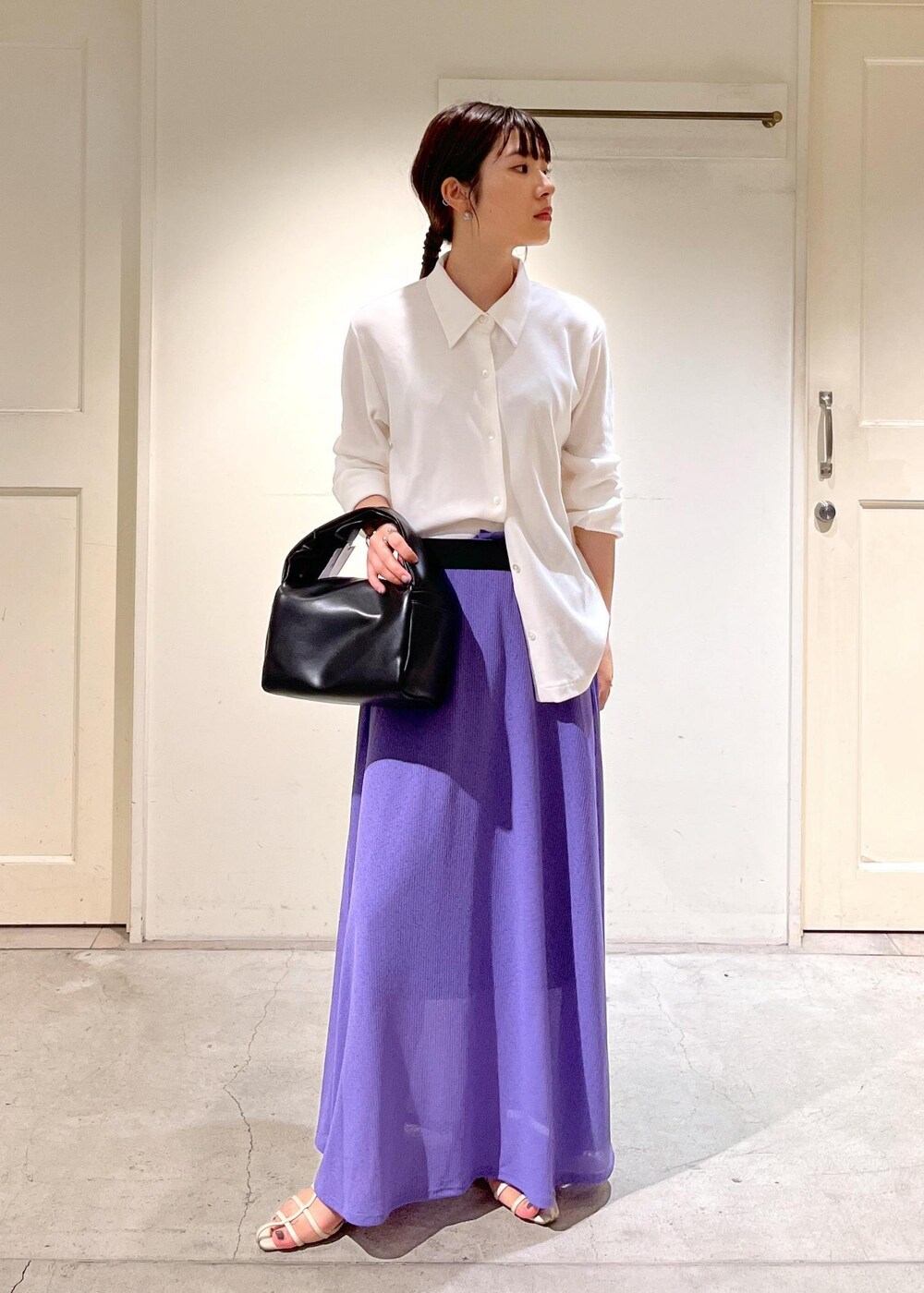 「骨格ウェーブ、ブルベ、低身長、KINAN、ポンチ素材、シアー、ロングスカート、サロンアダムエロペ、ハンドバッグ、スカート、お出かけコーデ、シャツスタイル、サンダル、SALON　adam et rope'、カラーコーデ」｜「SALON adam et rope'のKINANシアーリブロングスカート（スカート、パープル系）」を使った、michiruさん（レディース・156cm）の夏コーディネートの2枚目の写真