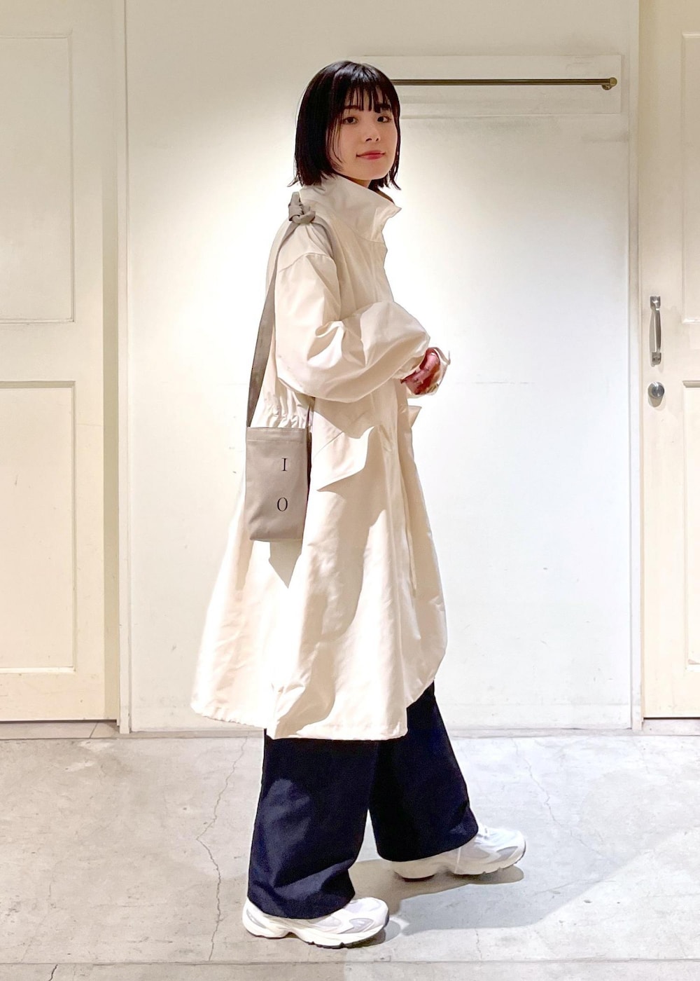 「コート、スニーカー、New Balance、ニューバランス、キナリ、ノベルティ、サコッシュ、カーキ、NOVELTY、春アウター、ホワイト、パンツ、サロンアダムエロペ、SALON adam et ropé、24SS春の新作」｜「SALON adam et rope'のコットンライクスタイルアップワイドパンツ【洗える】[XS-Mサイズ展開]（その他パンツ、ブルー系）」を使った、michiruさん（レディース・156cm）の春コーディネートの4枚目の写真