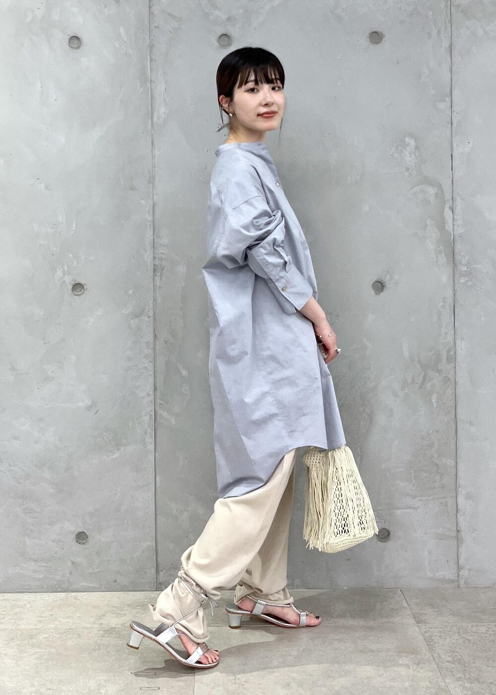 「audrey hepburn、audrey hepburn collection by jun、オードリー・ヘプバーン、オードリー・ヘプバーンコレクションバイジュン、Special2024、オーバーシャツ、チュニック、extreme cashmere、MARTINIANO、PAVONE、BAGMATI、ホワイト、ショルダーバッグ、グレー、シャツ」｜「The Bagmatiの【BAGMATI（バグマティ）】別注フリンジバッグ（ハンドバッグ、ホワイト系）」を使った、michiruさん（レディース・156cm）の夏コーディネートの4枚目の写真