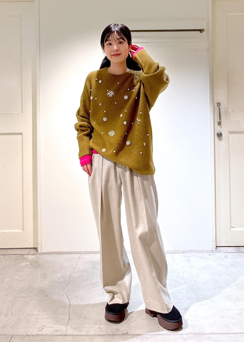 「BALLI、シャギー、Pコート、ベージュ、アウター、ニット、ビジュー、ヤクウール、プルオーバー、カーキ、KINAN、Tシャツ、リブ、ピンク、フラノ」|「heyepの【heyep(ヘイップ)】Silk Square Large Scrunchie/シルクスクエアシュシュ ラージ(シュシュ、ブラック系)」を使った、michiruさん(レディース・156cm)の冬コーディネートの4枚目の写真