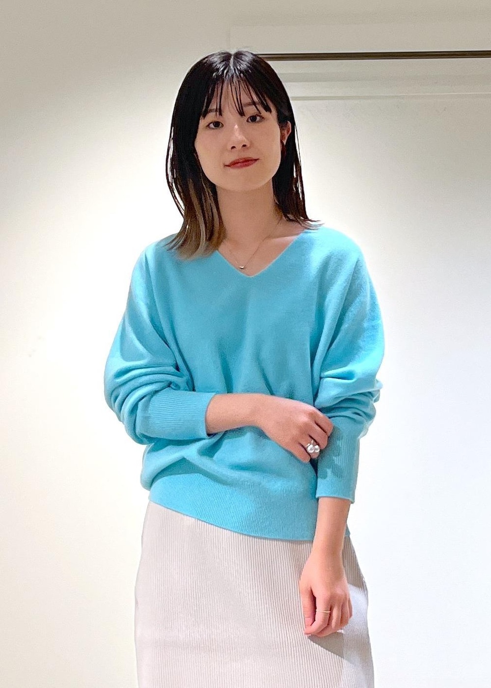 「カシミヤ、ニット、プルオーバー、Ｖネック、サックス、リブ、パンツ、レギンス、ライトグレー、MOONSTAR、810s、ホワイト、TRASDEN、レザー、秋コーデ」｜「SALON adam et rope'の【追加】レザーボックスショルダーバッグ（ショルダーバッグ、グレー系）」を使った、michiruさん（レディース・156cm）の秋コーディネートの8枚目の写真