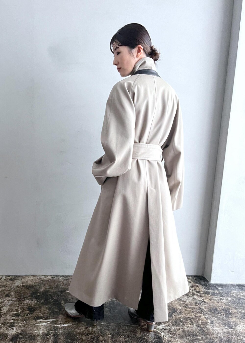 「新作、VISTO WOOL GABA、アウター、GENTLE SILK、Tシャツ、プルオーバー、NIPPON CULTURE、クラウドレース、MARTINIANO、ショートブーツ、ベージュ、ロング、コート、スタンドカラー、ブラック」｜「SALON adam et rope'の[24AW]GENTLE SILK ラウンドヘムTシャツ【セットアップ対応】（シャツ/ブラウス、グレー系）」を使った、michiruさん（レディース・156cm）の秋コーディネートの6枚目の写真