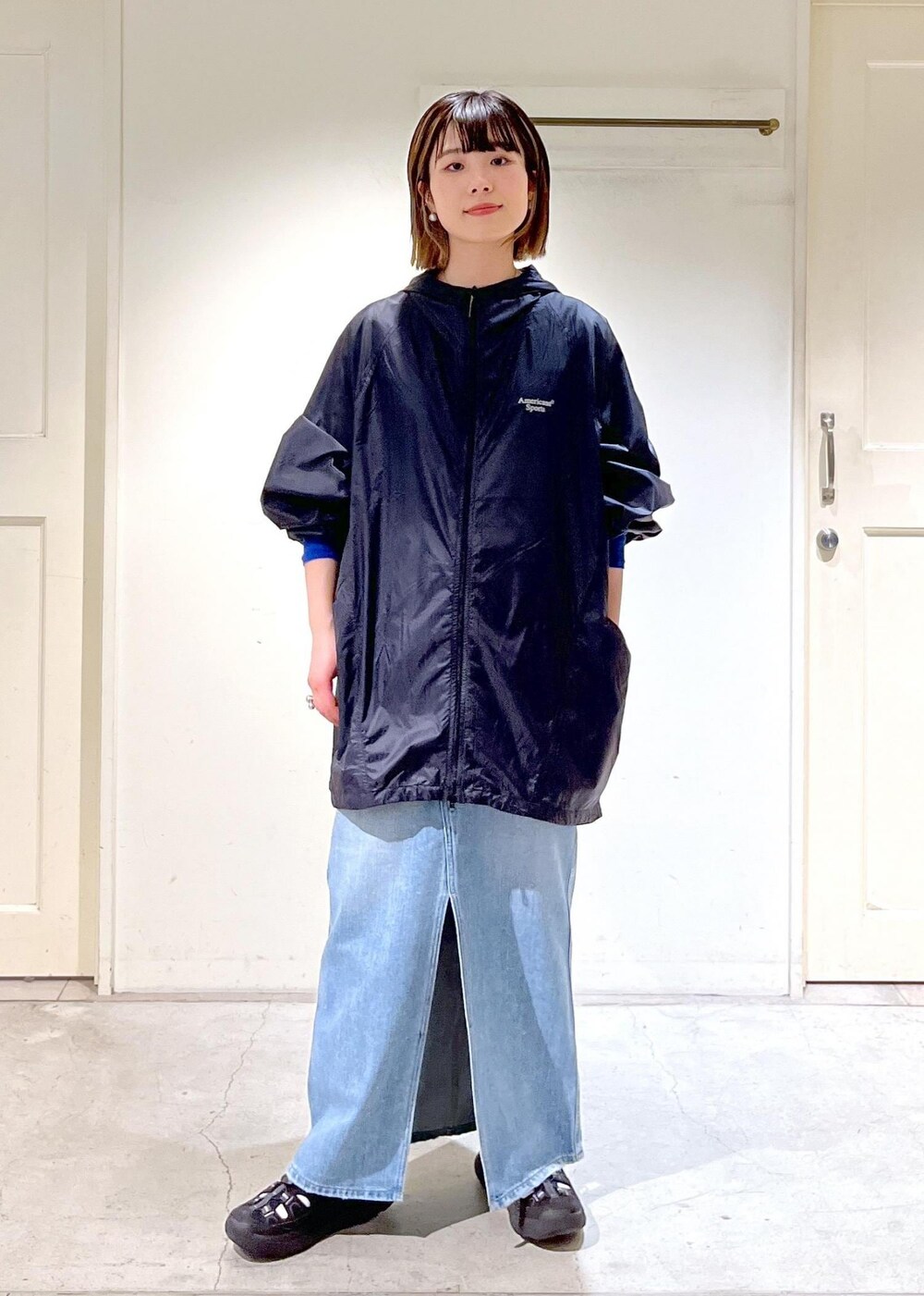 「Americana、ナイロンパーカー、シアー、RED CARD TOKYO、Cameron、デニムスカート、KEEN、WK450 SANDAL、BAGMATI、トートバッグ、ブラック、スカート、ブルー、デニム、サンダル」|「SALON adam et rope'のシアークルーネックロングスリーブTシャツ(Tシャツ/カットソー、ブルー系)」を使った、michiruさん(レディース・156cm)の春コーディネートの7枚目の写真