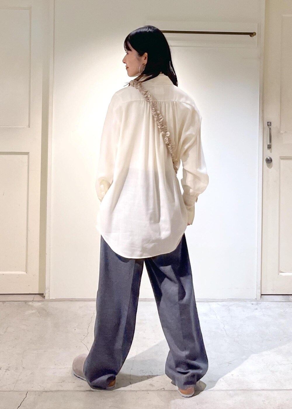 グレー系のサンダル、ホワイト系のシャツ/ブラウス、ホワイト系のTシャツ/カットソーを着用したレディースの冬コーディネートの7枚目の写真