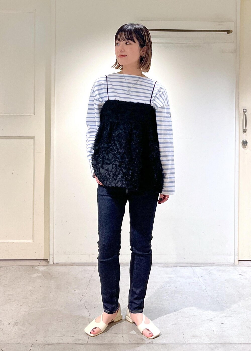 「SAINT JAMES、ウェッソン、ドロップショルダー、ボーダー、KIRYU、redcardtokyo、popup、ハンドバッグ、ブラック、キャミソール、ビスチェ、パンツ、デニム、サンダル、サロンアダムエロペ」｜「SALON adam et rope'のジャガードワンハンドルバッグ（ハンドバッグ、ブラック系）」を使った、michiruさん（レディース・156cm）の春コーディネートの5枚目の写真