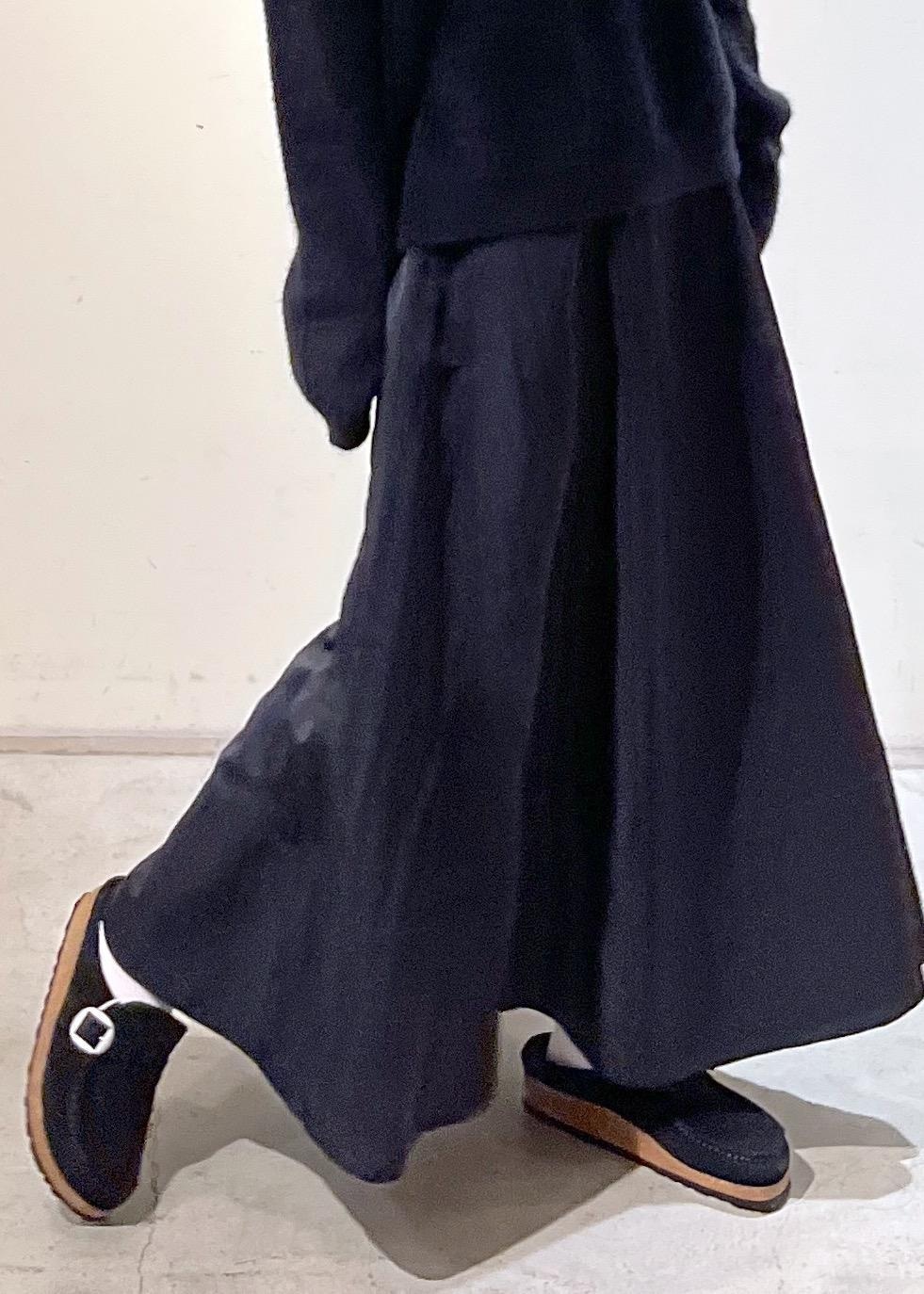 「フォックスウール、カシミヤ、スカート、フレアスカート、BIRKENSTOCK、ビルケンシュトック、マフラー、TAION、タイオン、ダウンマフラー、ブルー、ブラック、プルオーバー、ニット、サンダル」｜「SALON adam et rope'のフォックスカシミヤ混クルーネックニット（ニット/セーター、ブラック系）」を使った、michiruさん（レディース・156cm）の秋コーディネートの8枚目の写真