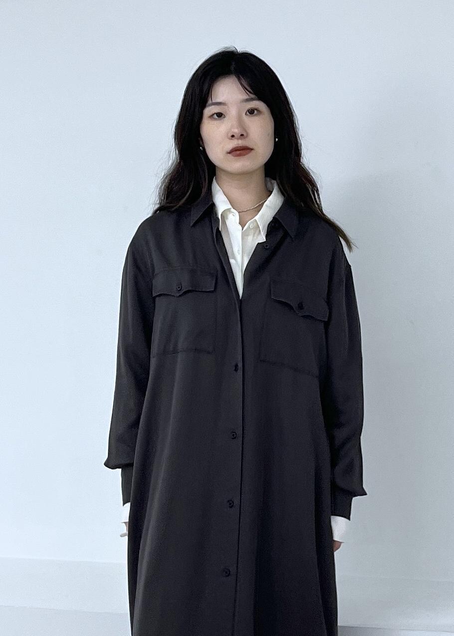 ホワイト系のシャツ/ブラウス、グレー系のワンピース、ブラック系のブーツを着用したレディースの秋コーディネートの10枚目の写真