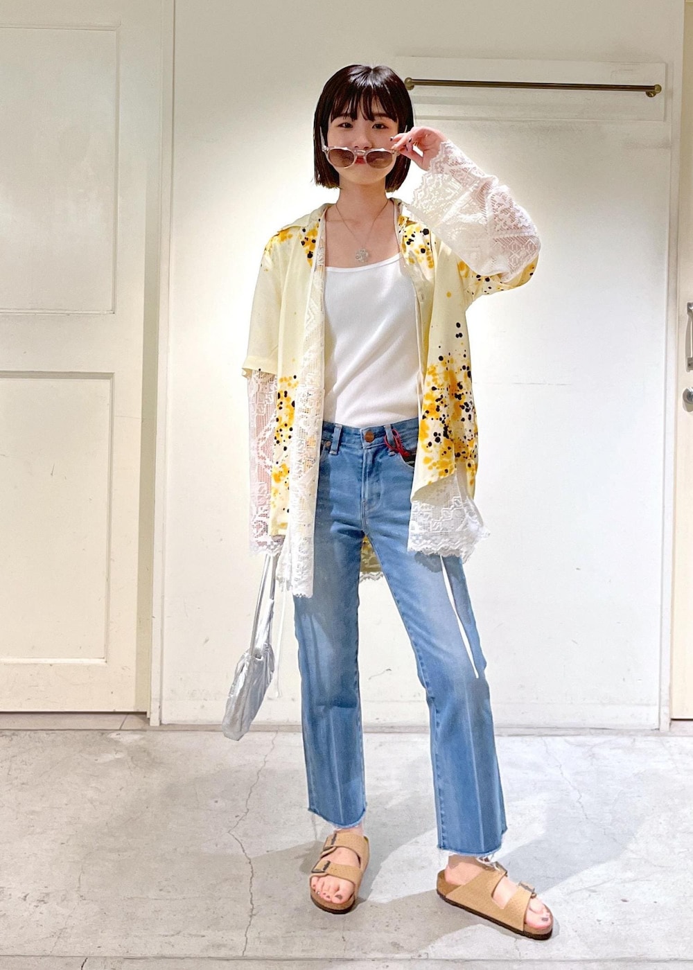 「SUKU HOME、ルームウェア、パジャマ、ナイトウェア、ジャケット、KINAN、タンクトップ、RED CARD TOKYO、Marmalade Ankle、BIRKENSTOCK、Arizona VL Dotted、kokyo、ミニバッグ、シルバー、messy weekend」|「SALON adam et rope'のスカラップレースジャケット/ガウン カーディガン(ノーカラージャケット、ホワイト系)」を使った、michiruさん(レディース・156cm)の春コーディネートの3枚目の写真