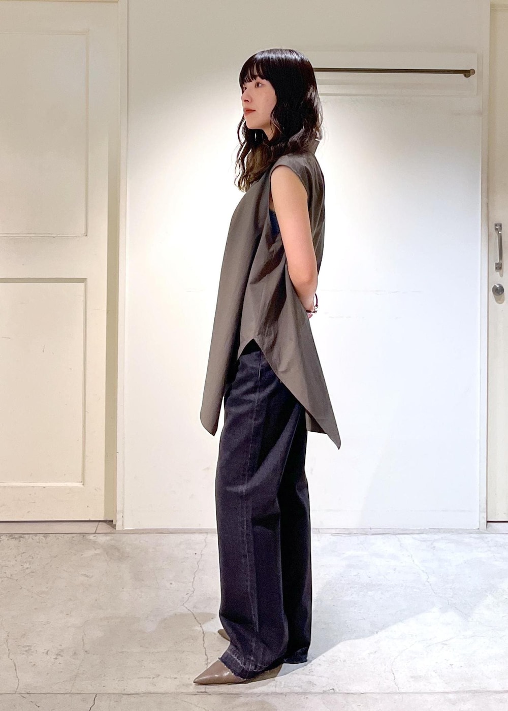 ベージュ系のボストンバッグ、グレー系のデニムパンツ、グレー系のシャツ/ブラウスを着用したレディースの夏コーディネートの8枚目の写真