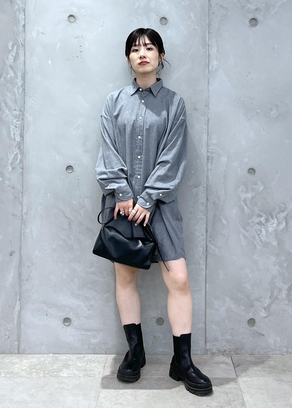 「Americana for SALON、Americana、INDIVIDUALIZED SHIRTS for SALON、INDIVIDUALIZED SHIRTS、REMME、ブラック、レザー、レザーバッグ、グレー、シャツ、シャツワンピース、ショートブーツ、厚底、初秋コーデ、秋コーデ」｜「SALON adam et rope'の【追加】レザーボックスショルダーバッグ（ショルダーバッグ、ブラック系）」を使った、michiruさん（レディース・156cm）の秋コーディネートの9枚目の写真
