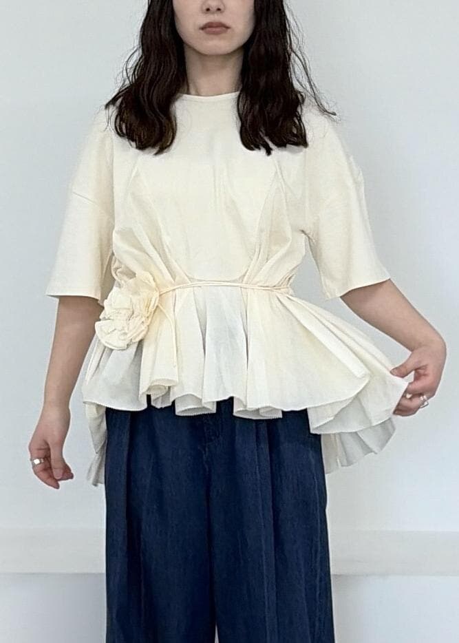 ベージュ系のショルダーバッグ、ブルー系のデニムパンツ、ブラウン系のサンダルを着用したレディースの冬コーディネートの9枚目の写真