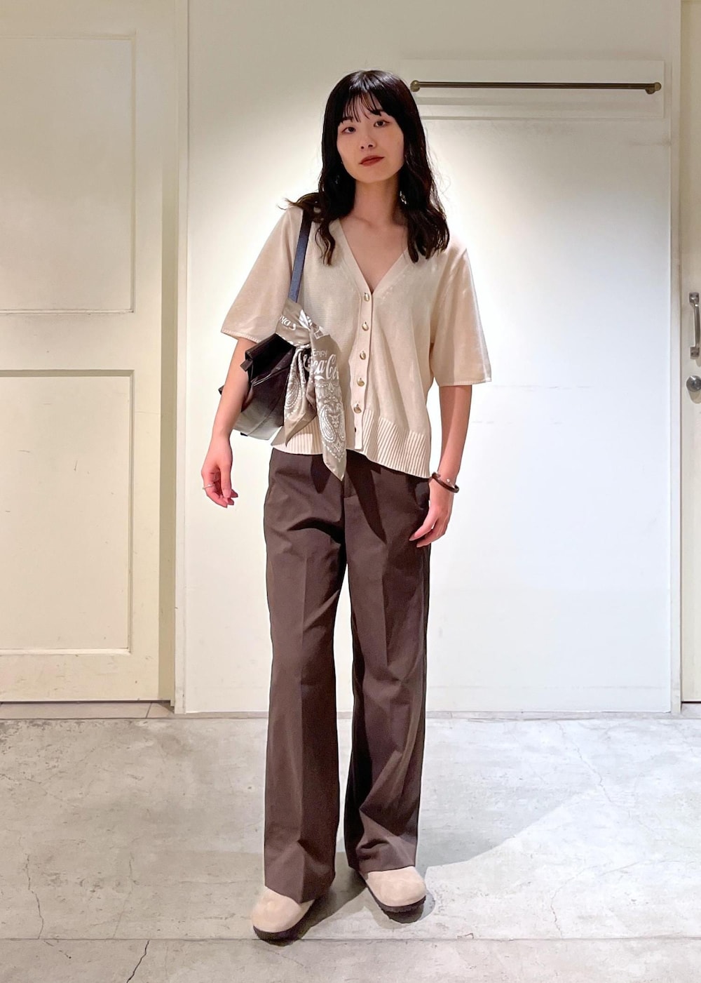 「羽織、半袖、ブラウン、BIRKENSTOCK、Boston、レザー、WS、Coca-Cola、初秋コーデ、秋コーデ、お仕事コーデ、お出かけコーデ、旅行コーデ、推し活コーデ、女子会コーデ」|「BIRKENSTOCKの【BIRKENSTOCK(ビルケンシュトック)】Boston/ボストン(サンダル、グレー系)」を使った、michiruさん(レディース・156cm)の夏コーディネートの5枚目の写真