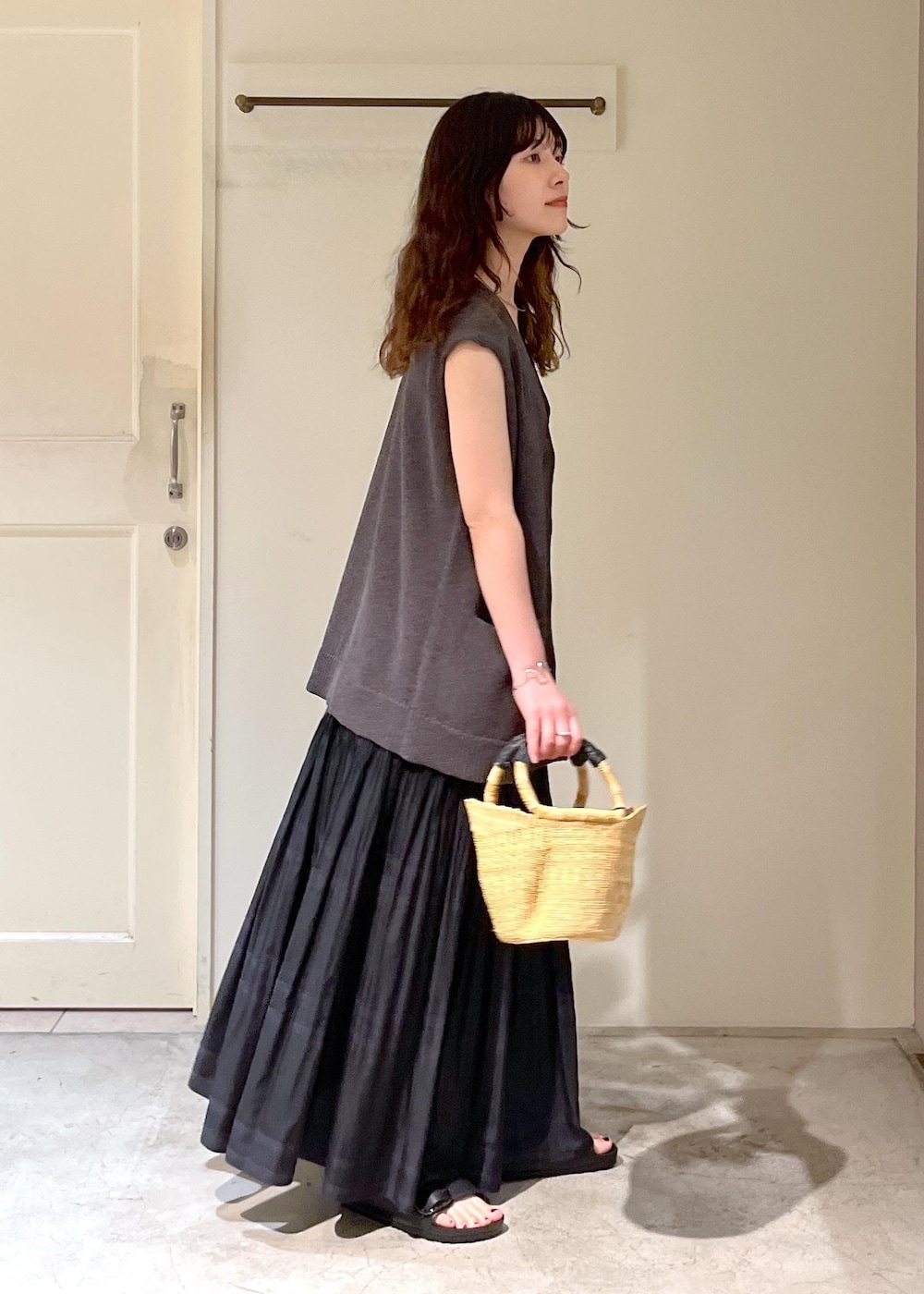 「ペーパーヤーン、和紙、チャコール、gicipi、TURCHESE、BIRKENSTOCK、Arizona Big Buckle EVA、African Square、カゴバッグ、初夏コーデ、夏コーデ、デートコーデ、お出かけコーデ、旅行コーデ、アウトドアコーデ」|「SALON adam et rope'の【African Square(アフリカンスクエアー)】ボルガ丸底ウェーブカゴ小(トートバッグ、ホワイト系)」を使った、michiruさん(レディース・156cm)の夏コーディネートの5枚目の写真