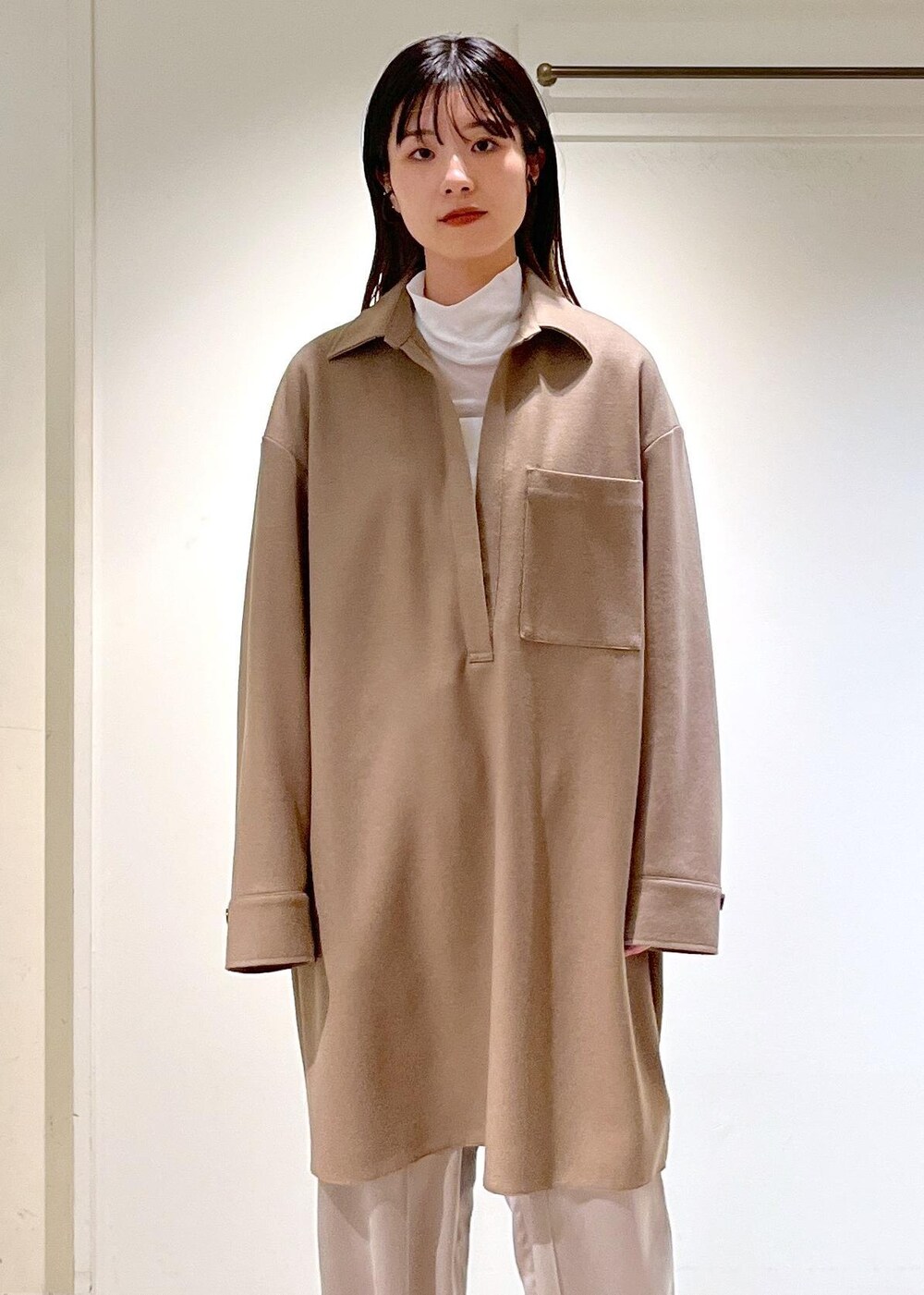「ウール、ベージュ、Tシャツ、ハイネック、シアー、ホワイト、GENTLE SILK、イージーパンツ、グレー、REMME、ショートブーツ、レザー、ブラック、TWEEDMILL、マフラー」｜「SALON adam et rope'のGENTLE SILKイージーパンツ【セットアップ対応】（その他パンツ、グレー系）」を使った、michiruさん（レディース・156cm）の秋コーディネートの10枚目の写真