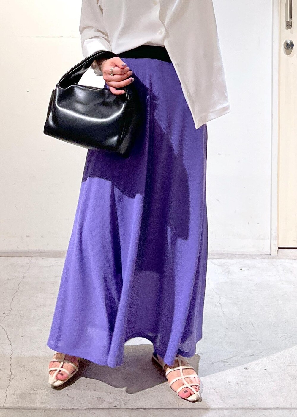 「骨格ウェーブ、ブルベ、低身長、KINAN、ポンチ素材、シアー、ロングスカート、サロンアダムエロペ、ハンドバッグ、スカート、お出かけコーデ、シャツスタイル、サンダル、SALON　adam et rope'、カラーコーデ」｜「SALON adam et rope'のKINANシアーリブロングスカート（スカート、パープル系）」を使った、michiruさん（レディース・156cm）の夏コーディネートの5枚目の写真