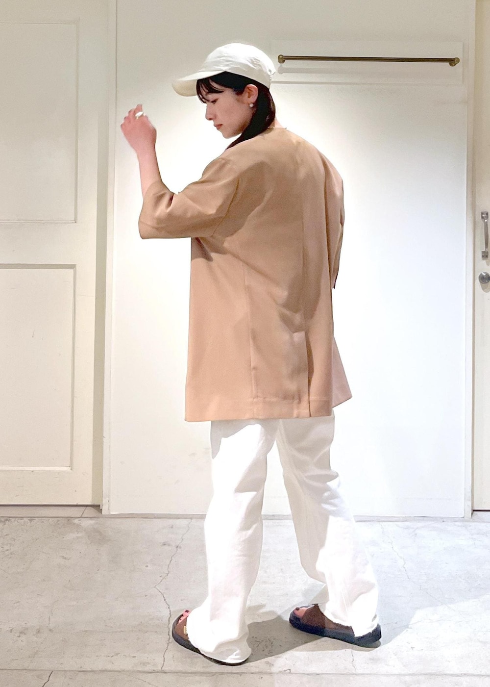 「Americana for SALON、半袖ジャケット、ノーカラー、2way、デニム、ホワイト、MOHI、ERICKA NICOLAS BEGAY、初春コーデ、春コーデ、お仕事コーデ、セレモニーコーデ、授業参観日コーデ、デートコーデ、お出かけコーデ」|「MOHIの【MOHI(モヒ)】バックルベルトサンダル(サンダル、ブラウン系)」を使った、michiruさん(レディース・156cm)の春コーディネートの5枚目の写真