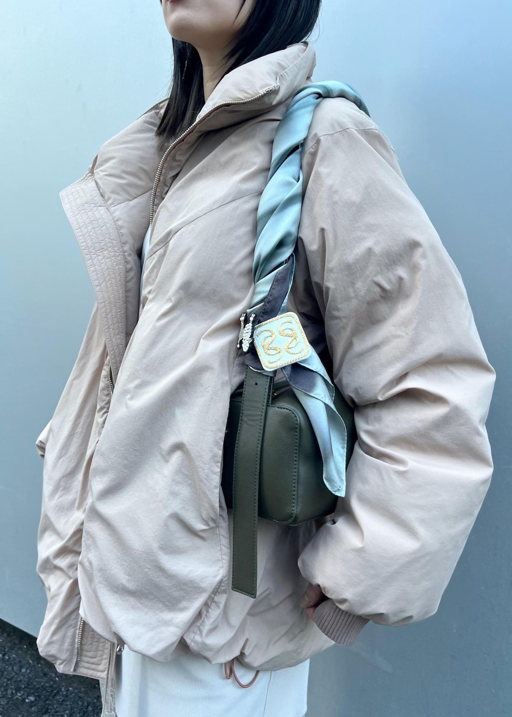 ベージュ系のダウンジャケット/コート、ホワイト系のその他パンツ、ホワイト系のワンピースを着用したレディースの冬コーディネートの10枚目の写真