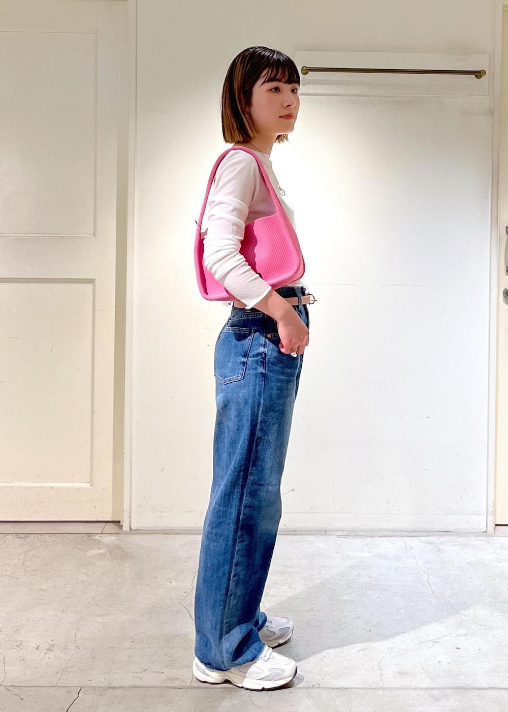 「Americana、Tシャツ、タンクトップ、redcardtokyo、レッドカードトーキョー、POP UP、Manoa、New Balance、ML725、ハンドルバッグ、ピンク、TORY LEATHER、ベルト、ホワイト、ブルー」｜「AMERICANAの[24SS]【Americana for SALON】別注シアーロングTシャツ＆キャミソールセットアップ（Tシャツ/カットソー、ホワイト系）」を使った、michiruさん（レディース・156cm）の春コーディネートの3枚目の写真
