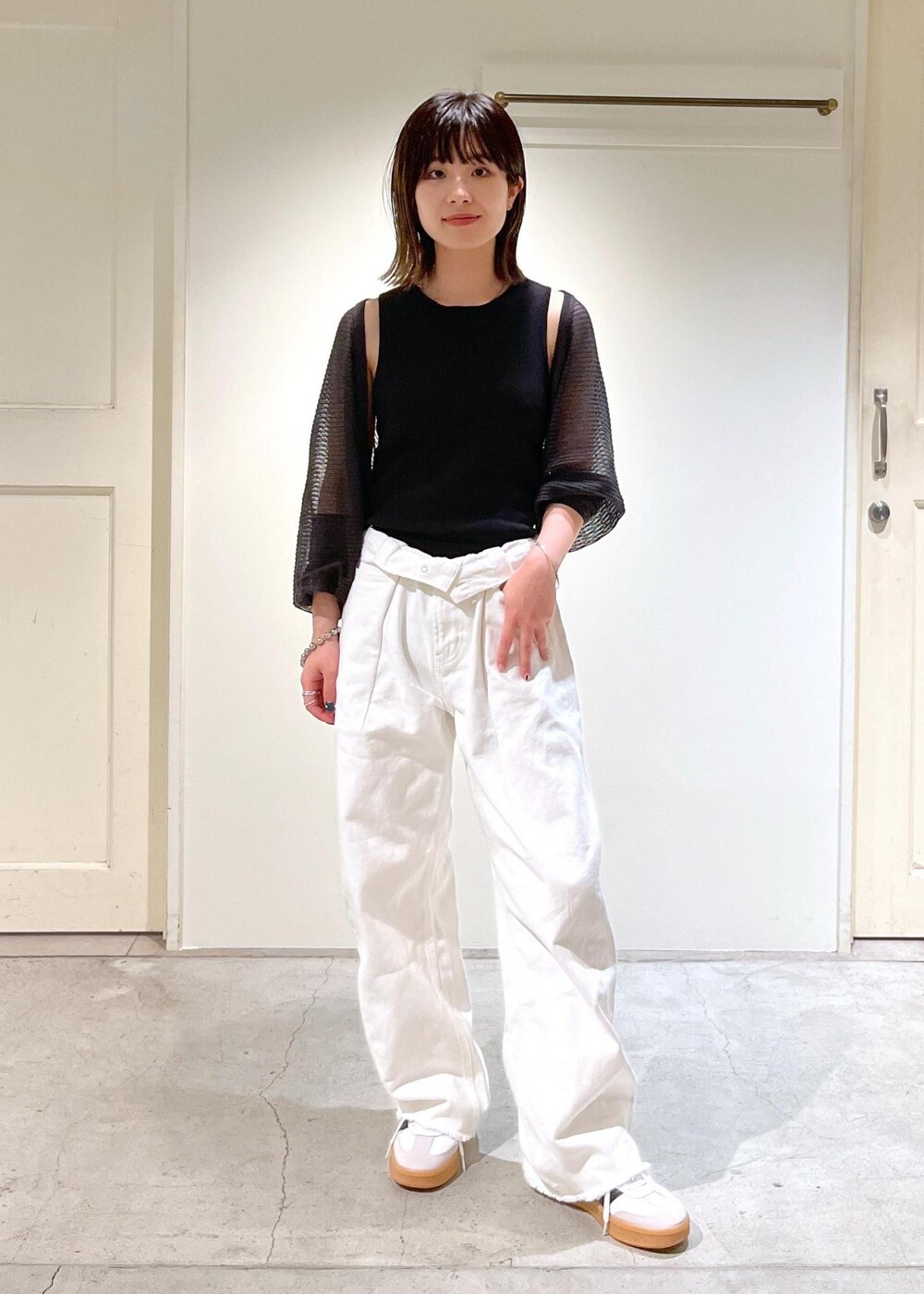 グレー系のカーディガン/ボレロ、グリーン系のハンドバッグ、ホワイト系のデニムパンツを着用したレディースの夏コーディネートの7枚目の写真