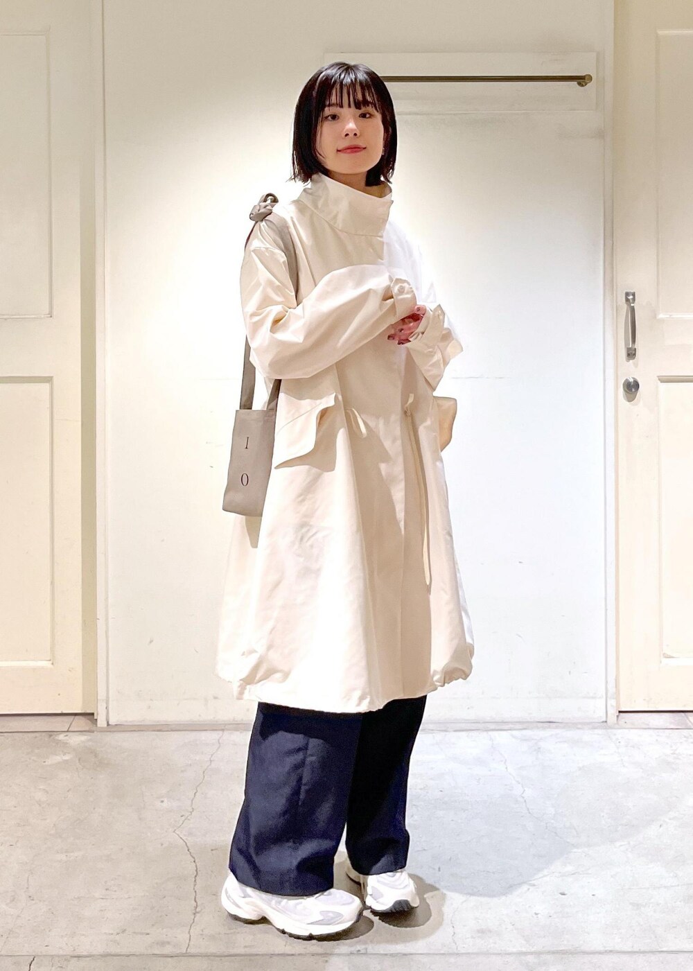 「コート、スニーカー、New Balance、ニューバランス、キナリ、ノベルティ、サコッシュ、カーキ、NOVELTY、春アウター、ホワイト、パンツ、サロンアダムエロペ、SALON adam et ropé、24SS春の新作」｜「SALON adam et rope'のコットンライクスタイルアップワイドパンツ【洗える】[XS-Mサイズ展開]（その他パンツ、ブルー系）」を使った、michiruさん（レディース・156cm）の春コーディネートの3枚目の写真