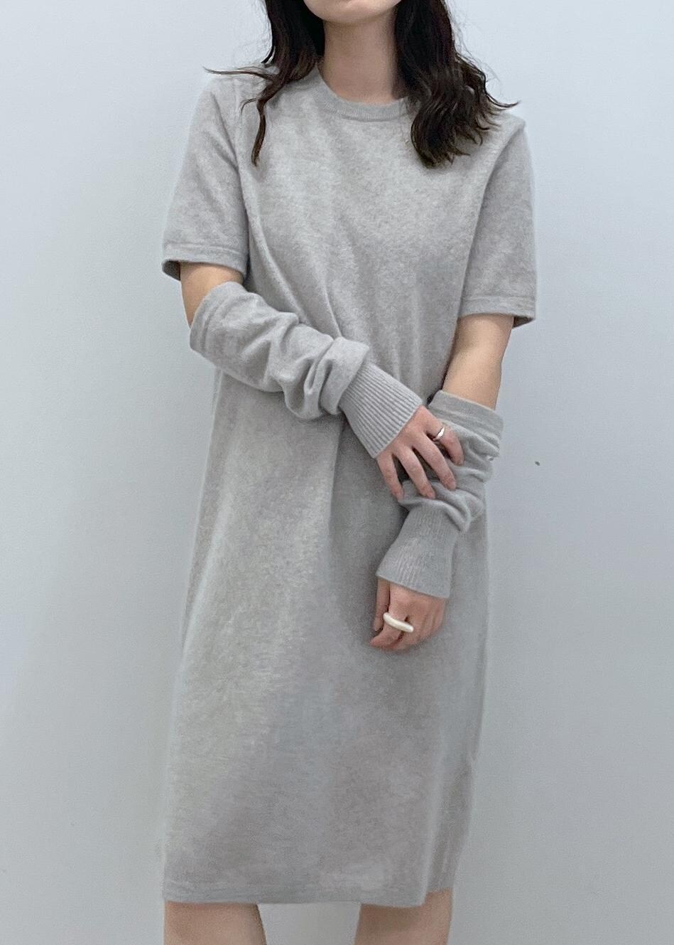 ブラウン系のショルダーバッグ、ベージュ系のワンピース、ブラック系のその他シューズを着用したレディースの秋コーディネートの8枚目の写真