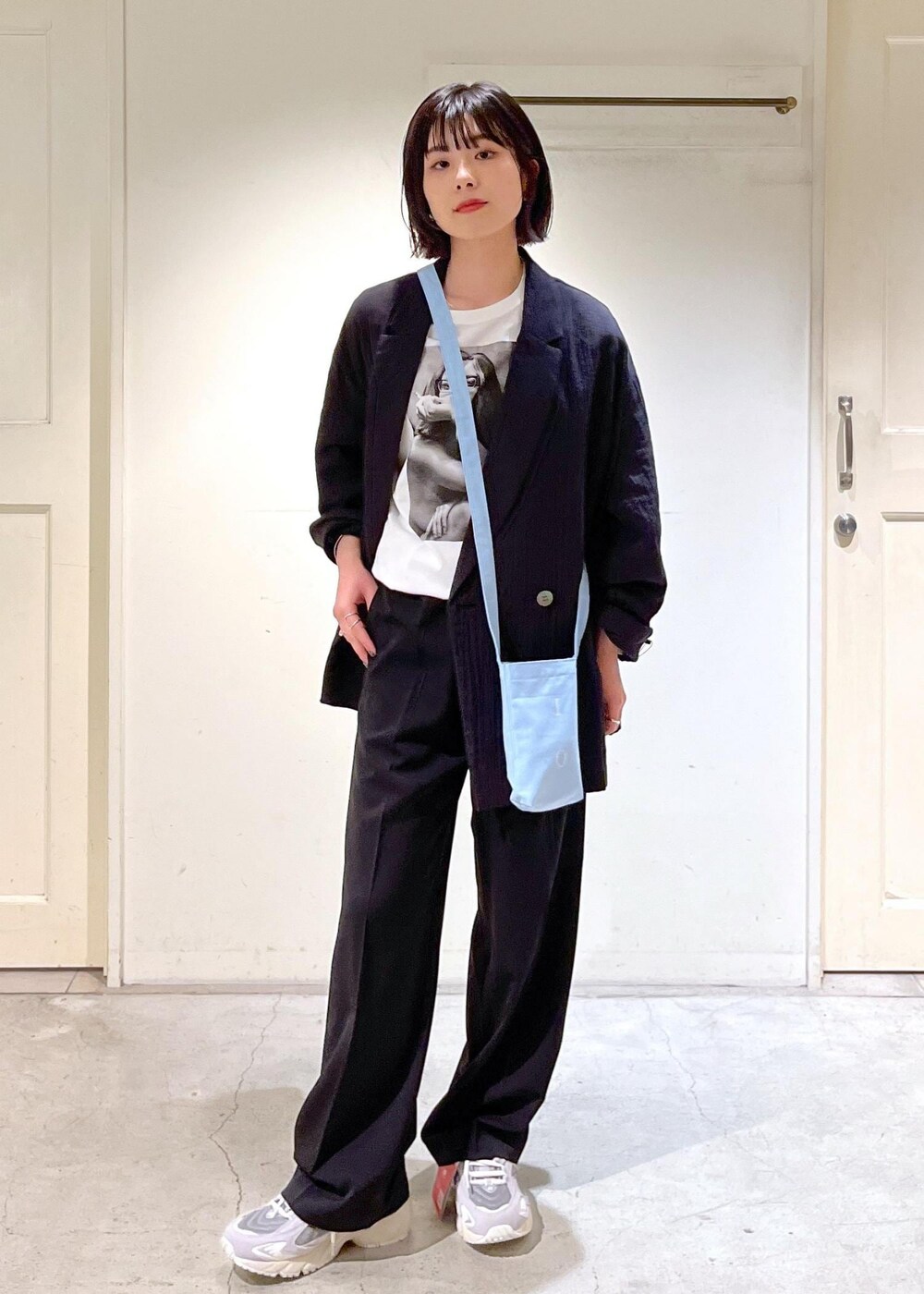「オーガニックコットン、COUTURE D'ADAM、Tシャツ、スラックス、New Balance、ニューバランス、ノベルティ、NOVELTY、サコッシュ、ブルー、グレー、ブラック、ジャケット、パンツ、スニーカー」|「SALON adam et rope'のイージーリラックスストレートパンツ【UVケア・防シワ・吸水速乾・洗える】(スラックス、ブラック系)」を使った、michiruさん(レディース・156cm)の春コーディネートの7枚目の写真